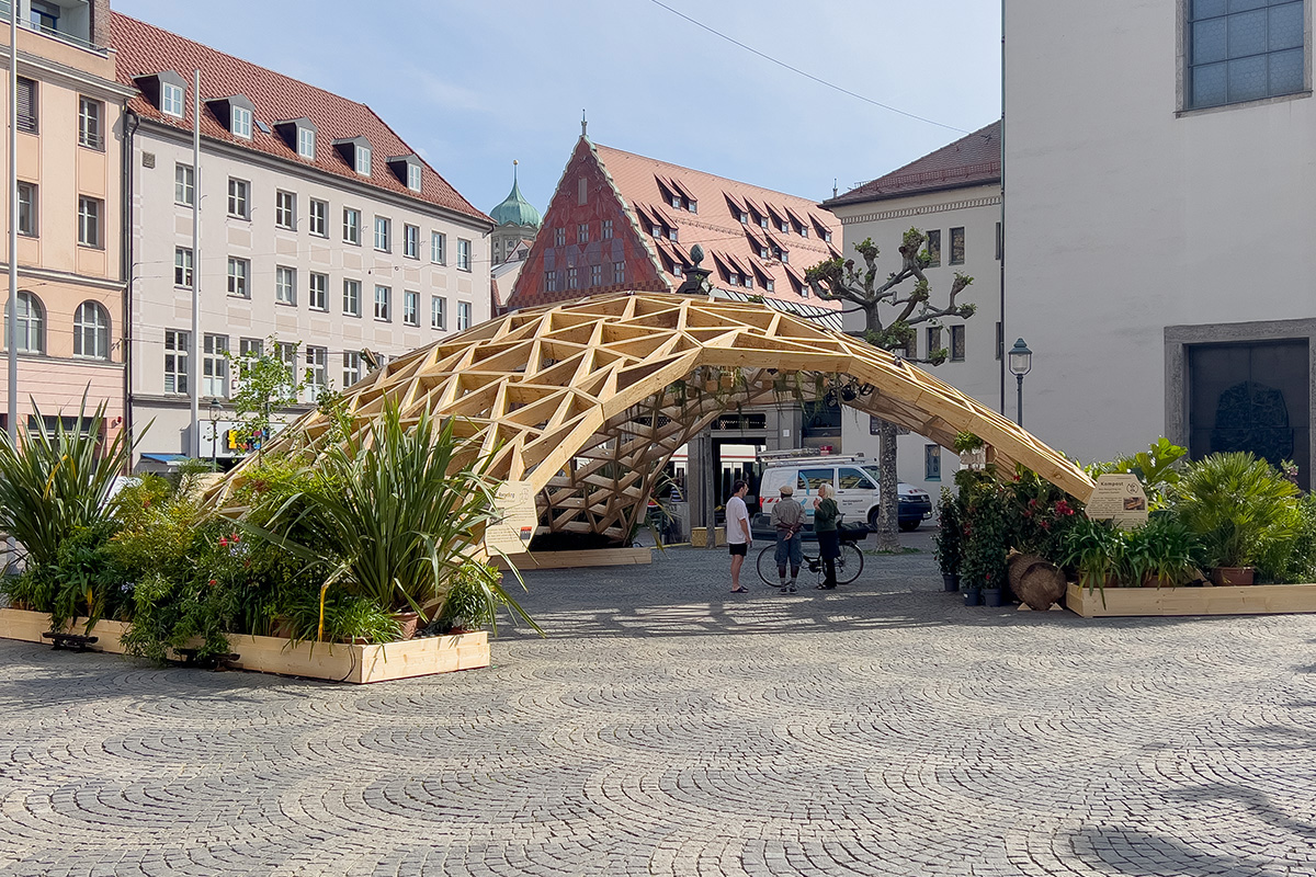 Dřevěná mřížová skořepina jako ukázkový projekt na náměstí Moritzplatz v Augsburgu | © Digital Timber Construction DTC, TH Augsburg