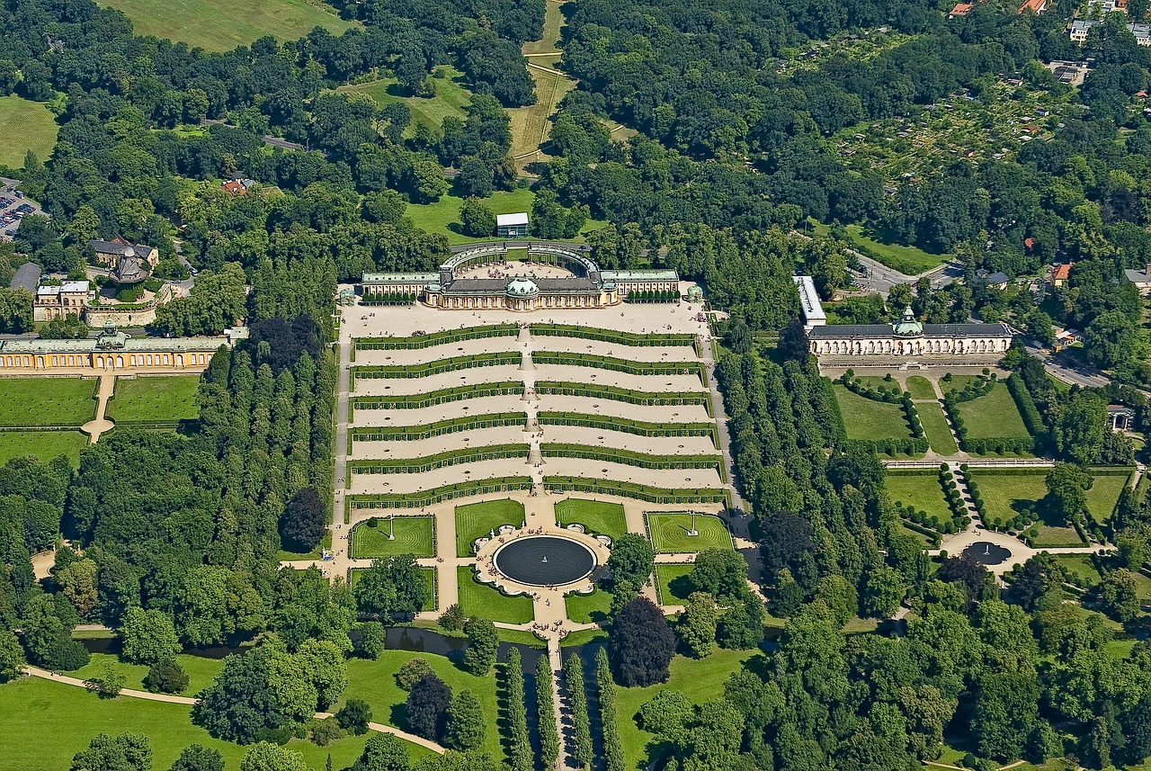Extenso complexo do palácio Sanssouci em Potsdam, Alemanha