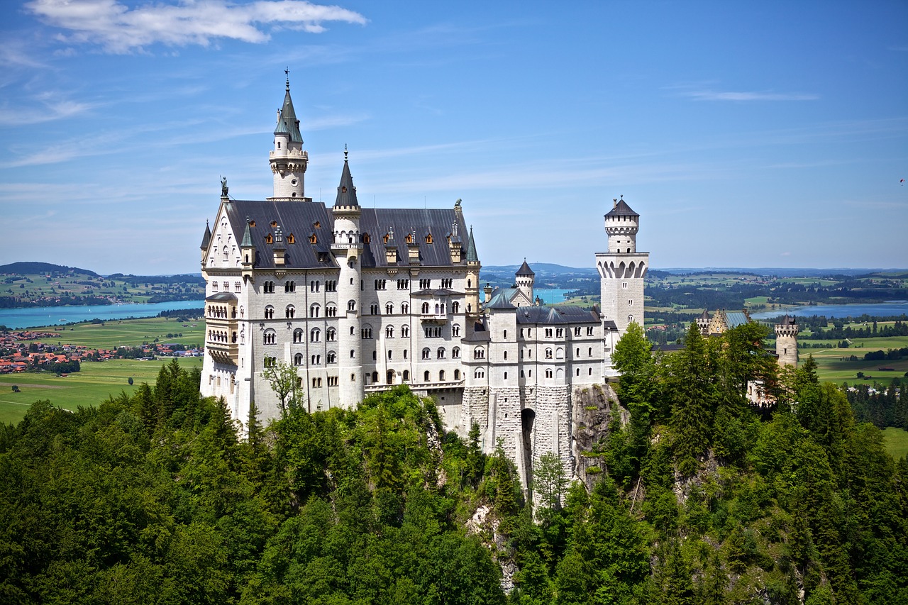 Vista para o Castelo de conto de fadas de Neuschwanstein, Alemanha