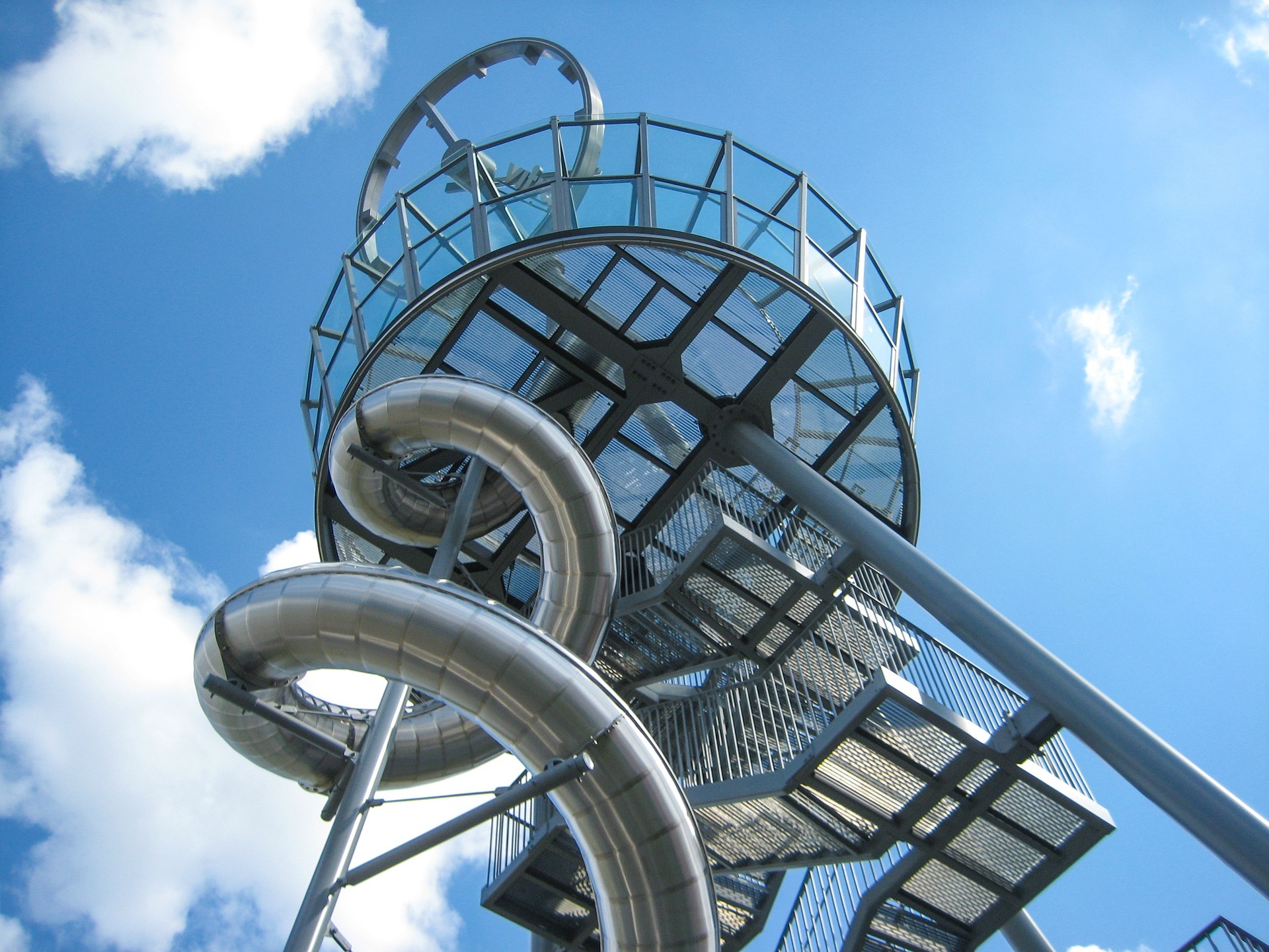A torre de escorregas Vitra é uma atração turística absoluta: Torre de observação com escorrega e obra de arte.