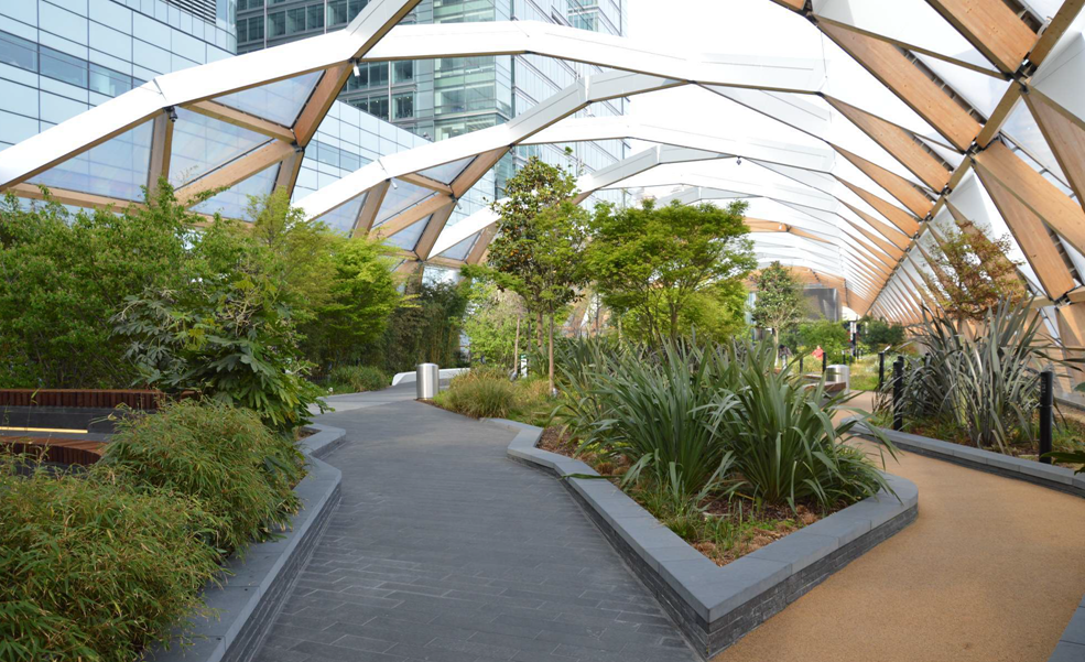 Zahrada ve vestibulu železniční stanice Canary Wharf v Londýně