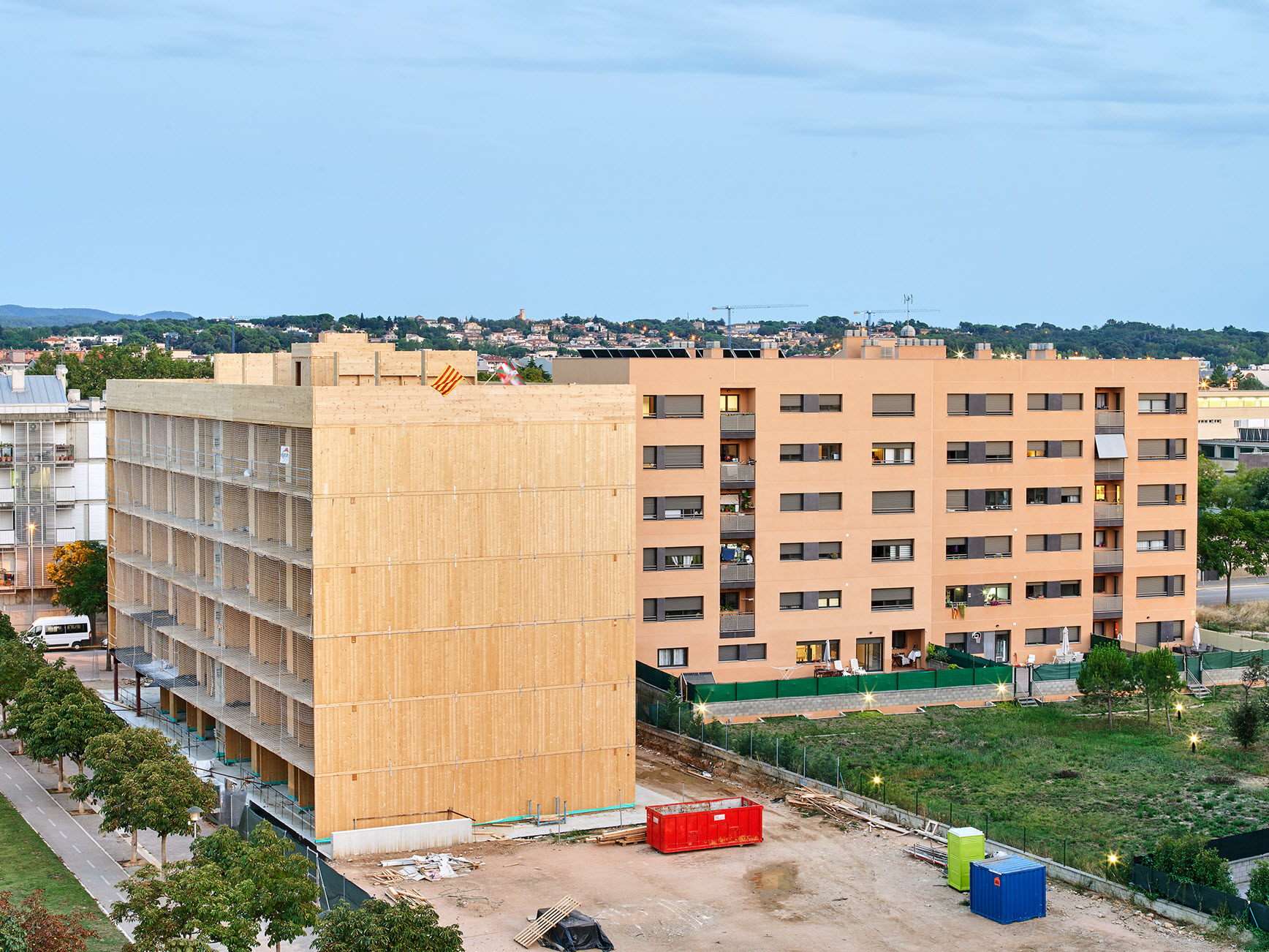 Bytový komplex z křížem lepeného dřeva v Gironě, Španělsko, ve stádiu výstavby (© Egoin)