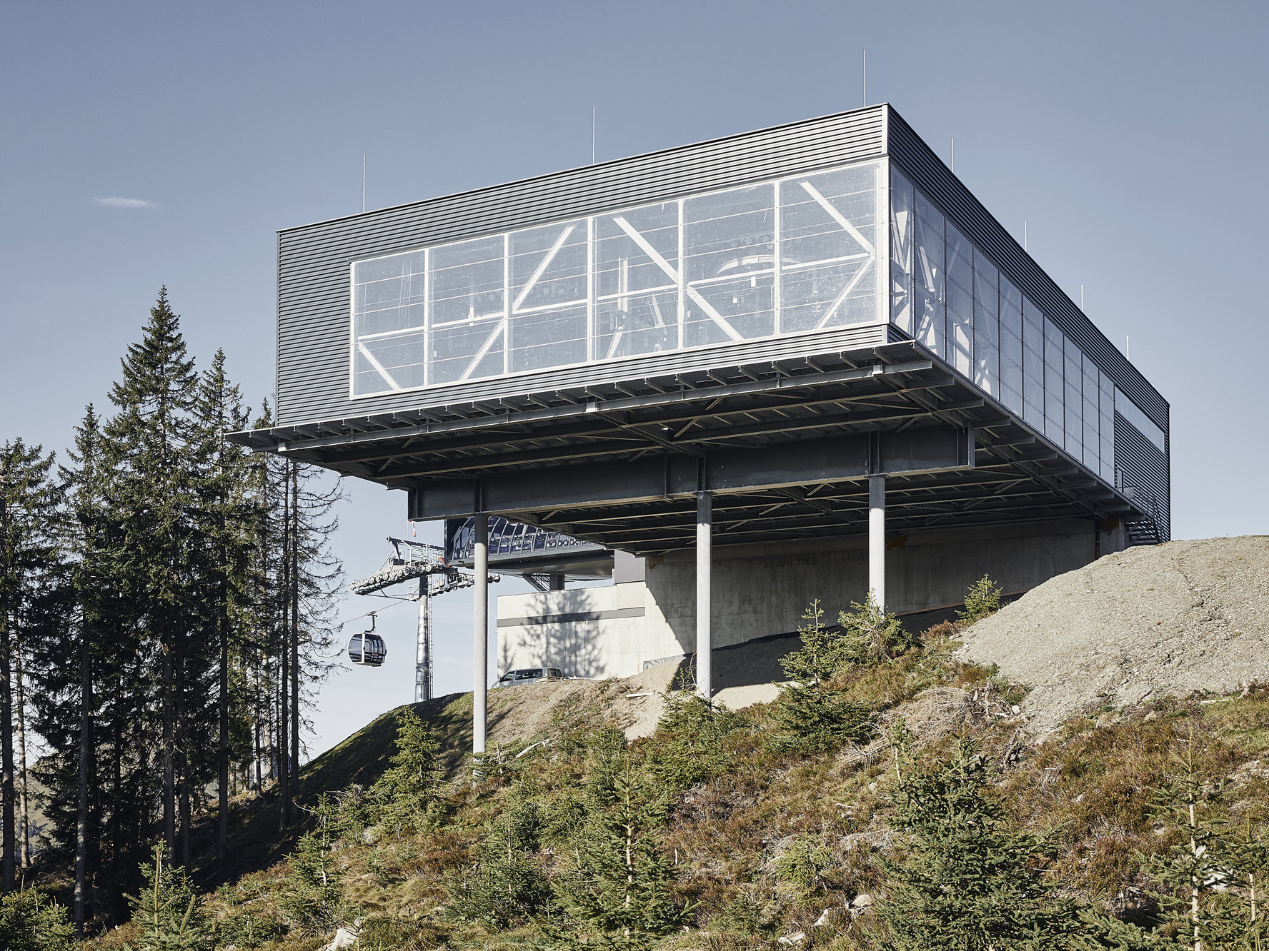 Horní stanice/garážová hala lanovky Zinsbergbahn, Brixen im Thale, Rakousko | © Simon Hausberger