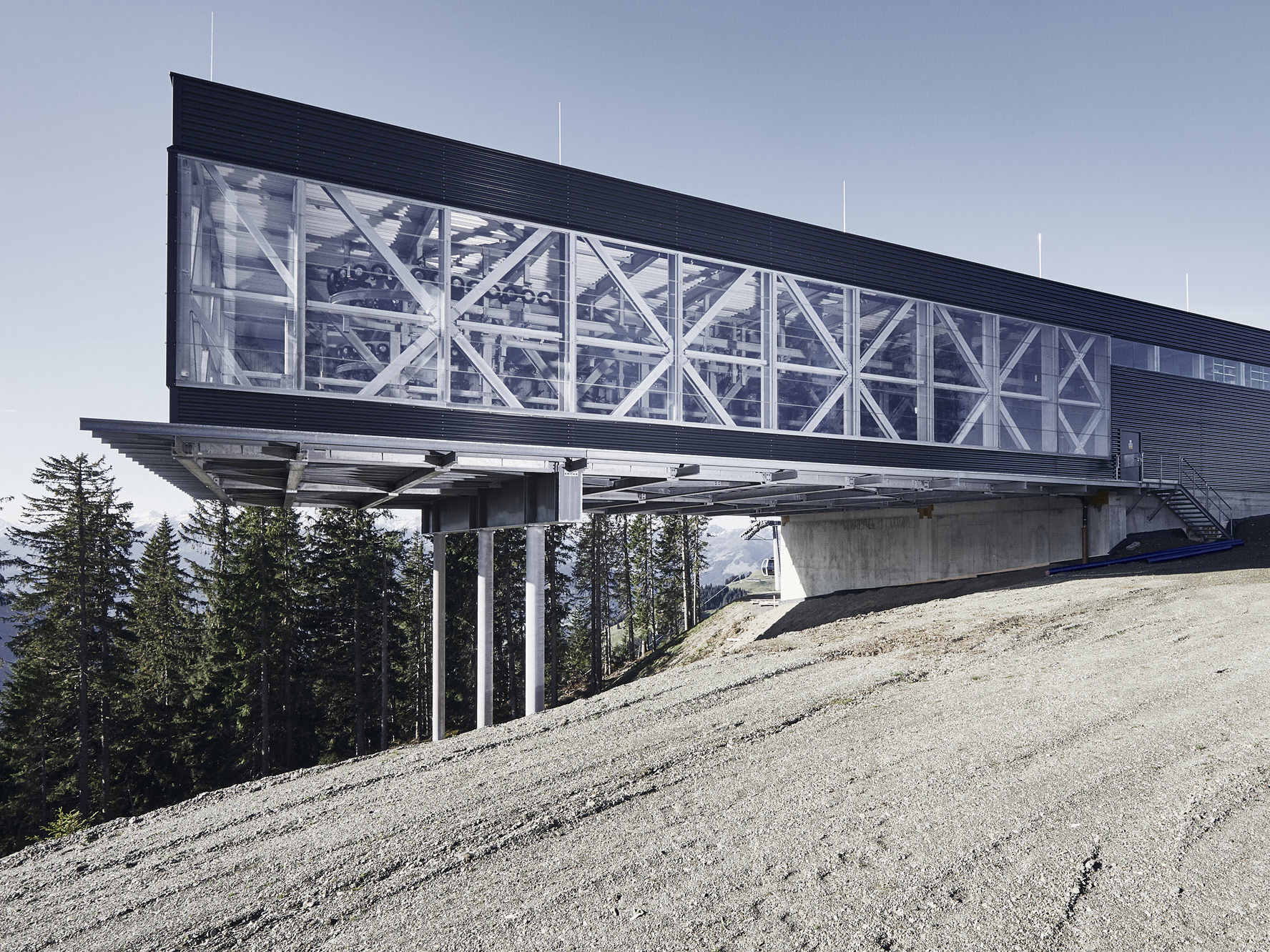 Horní stanice/garážová hala lanovky Zinsbergbahn, Brixen im Thale, Rakousko | © Simon Hausberger