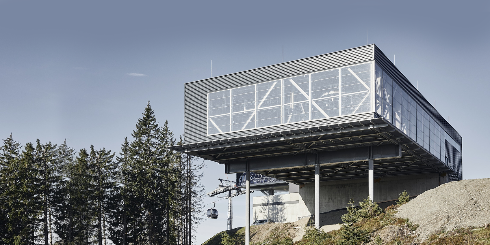 (Zděná konstrukce) horní stanice/garážová hala Zinsbergbahn, Brixen im Thale, Rakousko