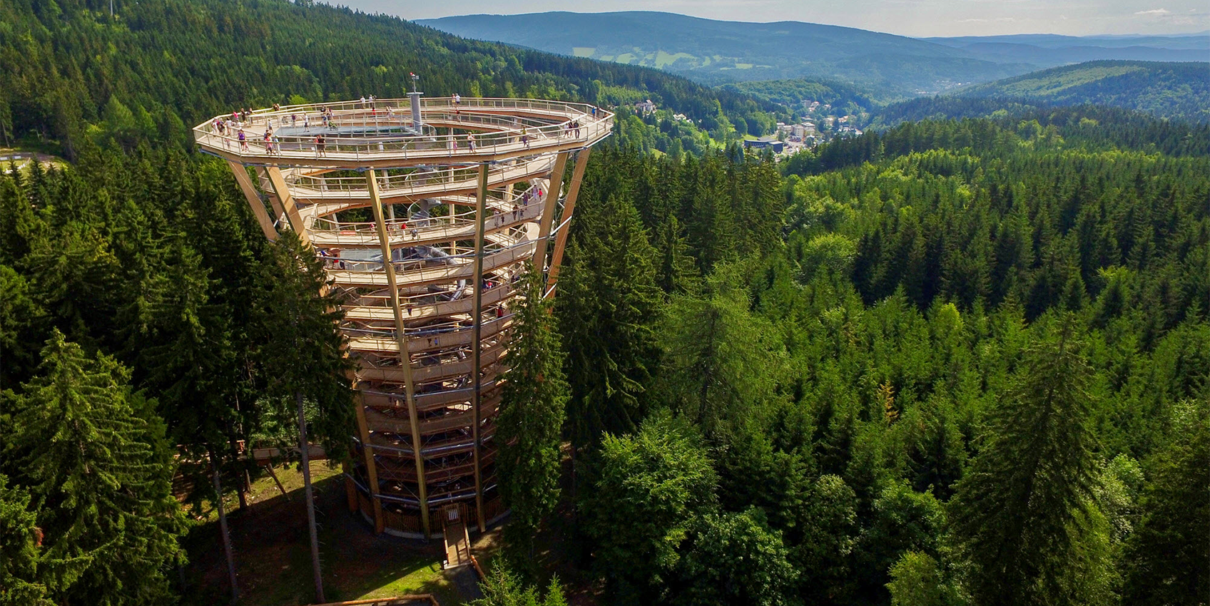 Krkonošská rozhledna s výhledem na Krkonoše