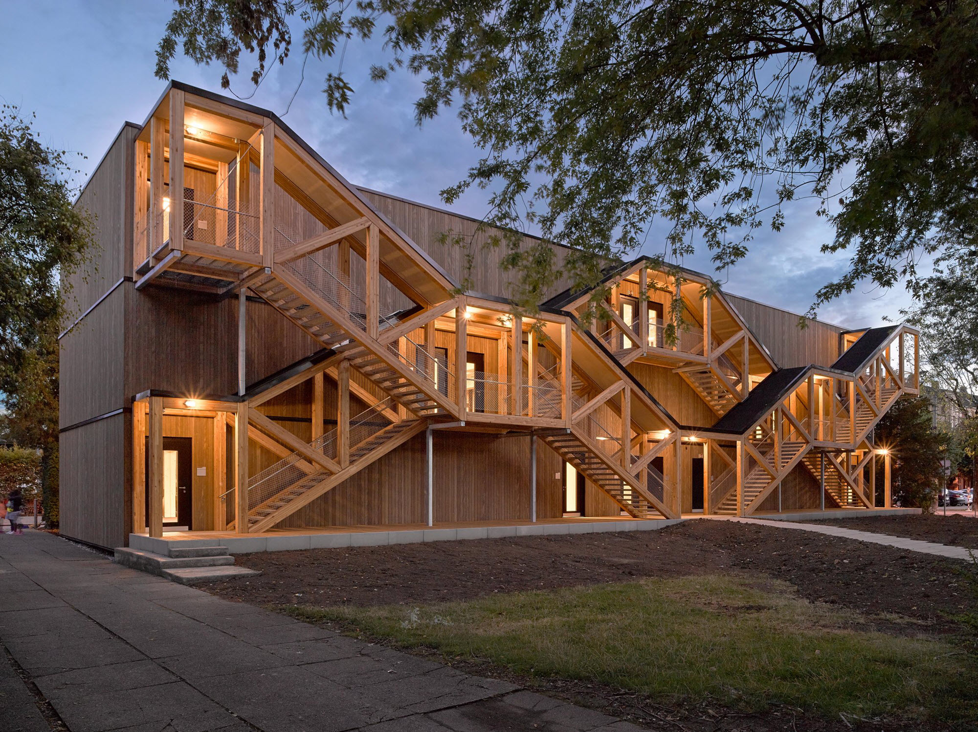 Architektonicky výrazná konstrukce předsazeného schodiště školy Champagne (© Fotograf Stefan Hofmann, Ph7, Biel)