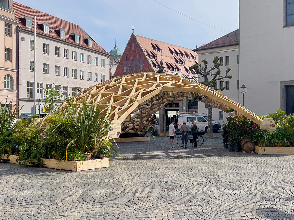 Dřevěná mřížová skořepina jako ukázkový projekt na náměstí Moritzplatz v Augsburgu | © Digital Timber Construction DTC, TH Augsburg