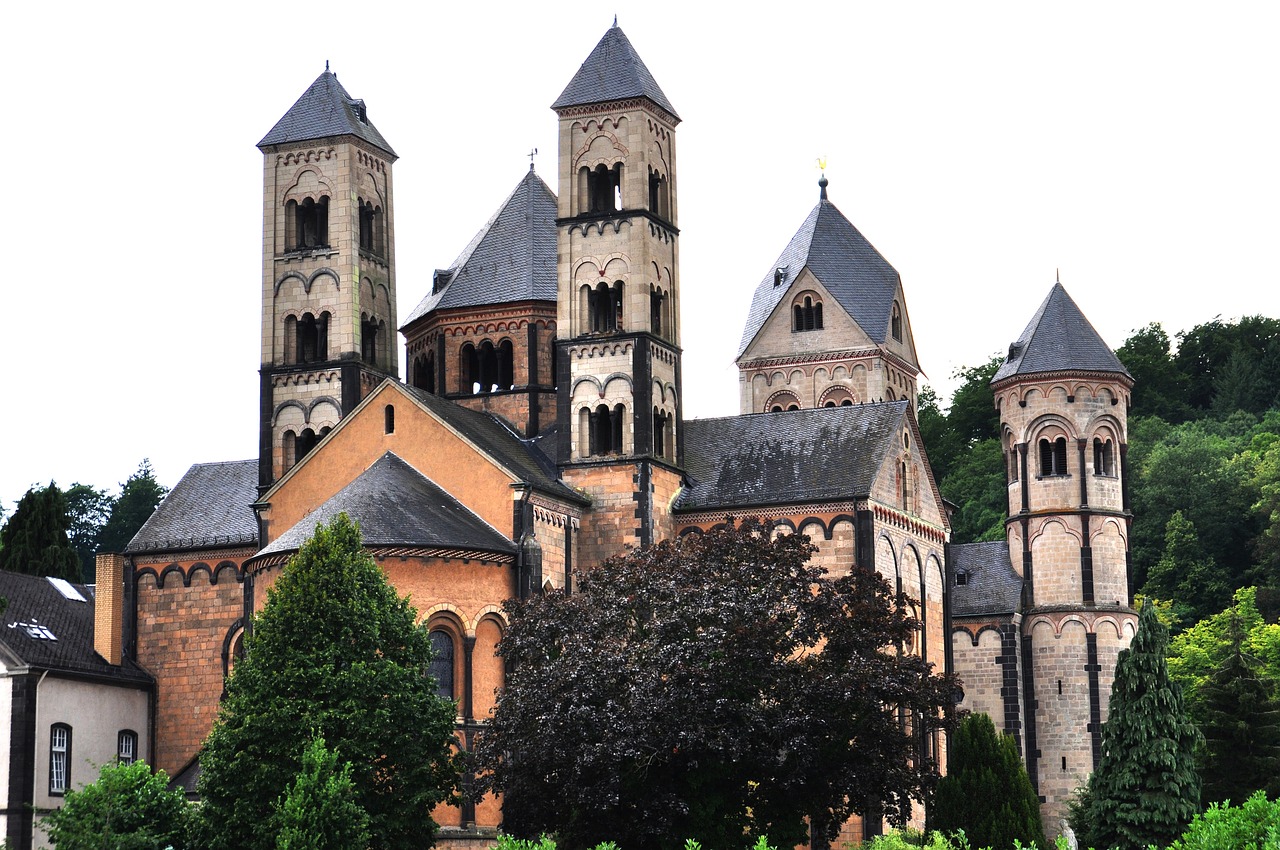 Šestivěžový kostel kláštera v Maria Laach, Německo