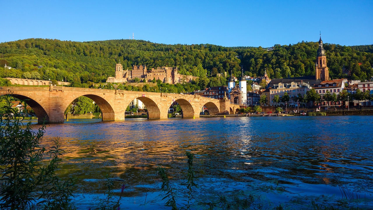 Starý most v Heidelbergu, Německo, se zámkem Heidelberg vzadu