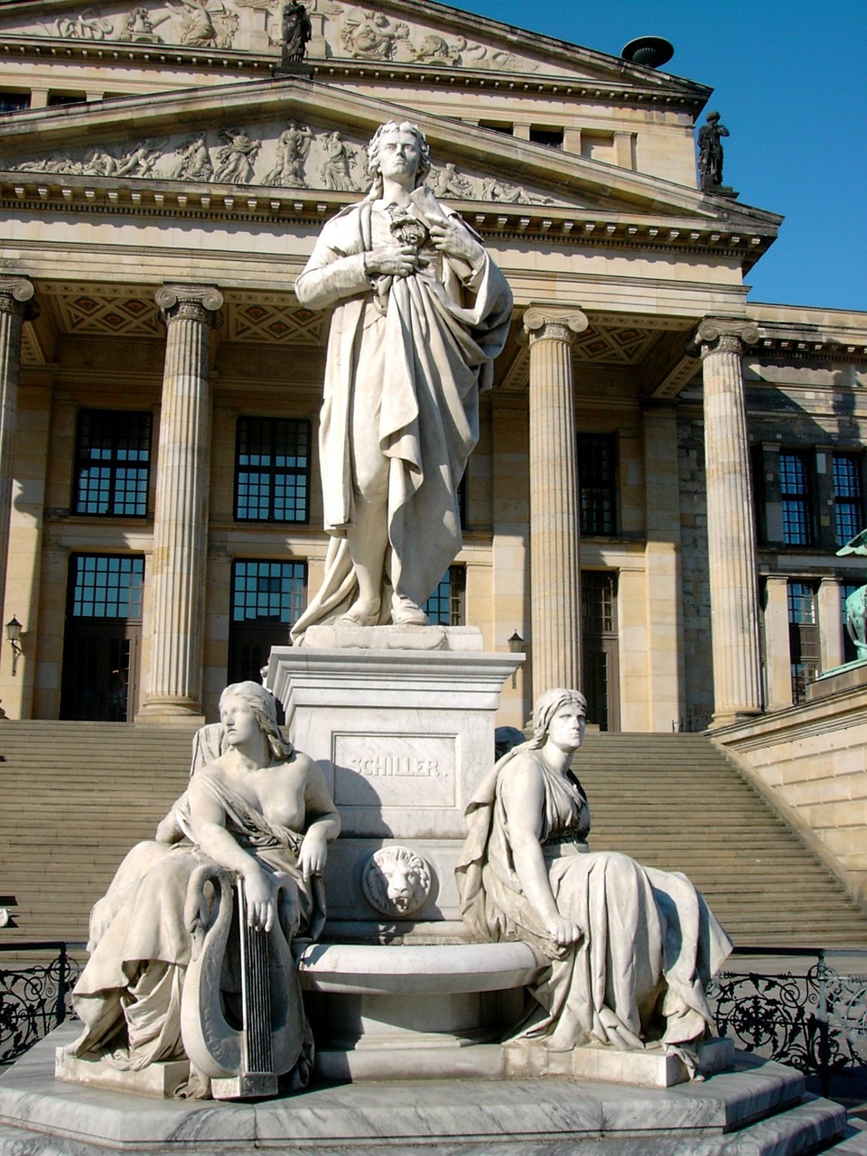 Schellerův pomník před Schauspielhaus Berlin s klasicistní fasádou
