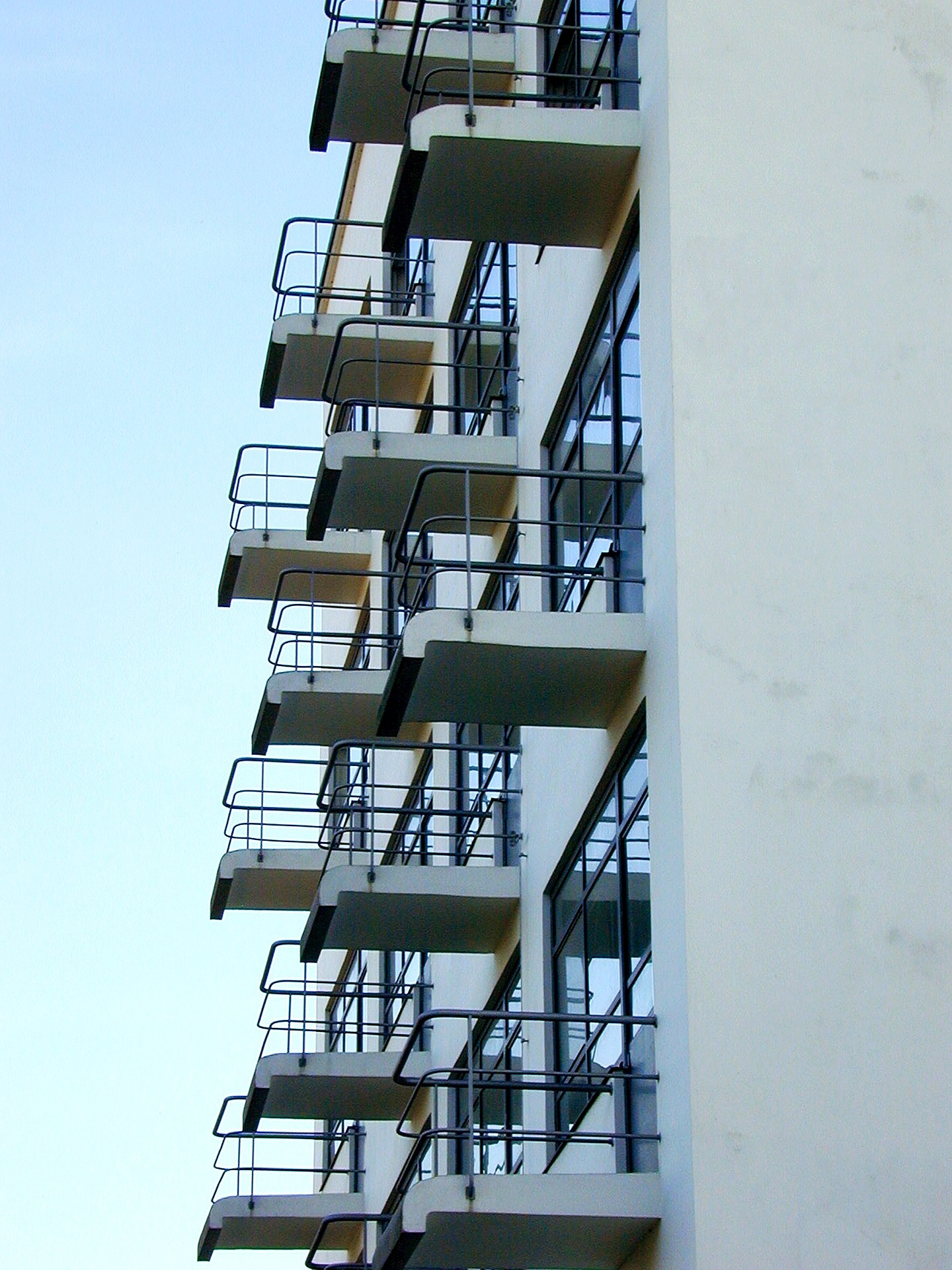 Fasáda ateliérového domu, součást komplexu Bauhaus (Dessau, Německo)