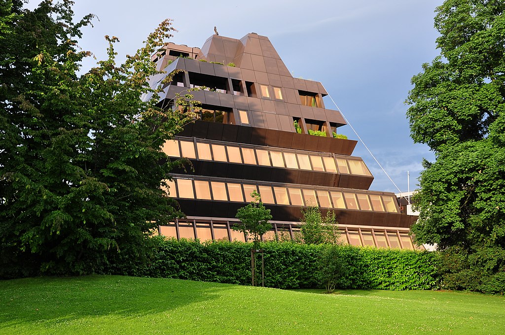 Pyramida u jezera (Ferro House) v Curychu, Švýcarsko, švýcarský architekt Justus Dahinden, Zdroj: Roland zh (creativecommons.org)