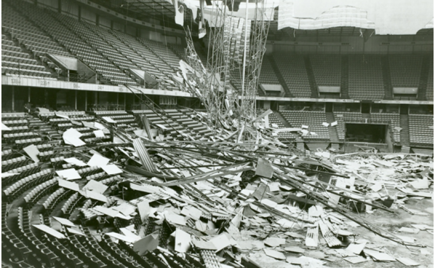 Zřícení střechy Kemper Areny po vydatných srážkách v roce 1979 (Zdroj: Wiss Janney Elstner/MatDL Wiki-CC).