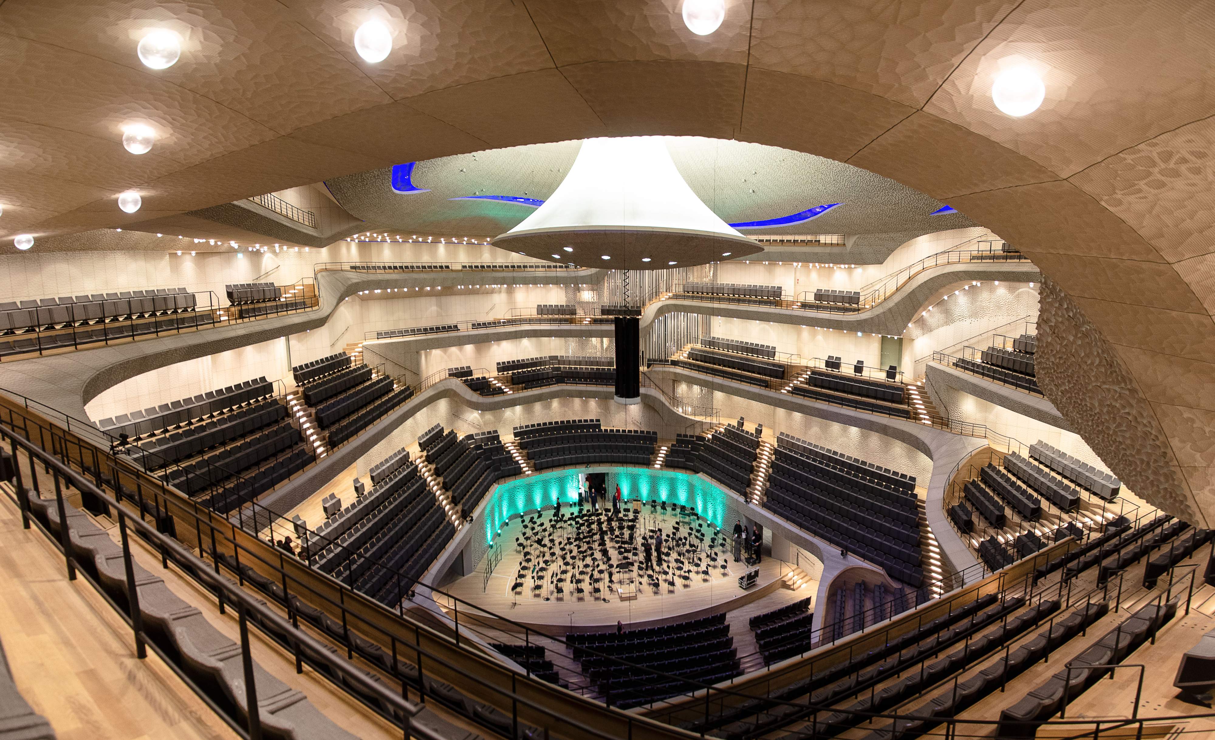 Velký sál Elbphilharmonie v Hamburku: „White Skin“ zajišťuje výraznou akustiku.