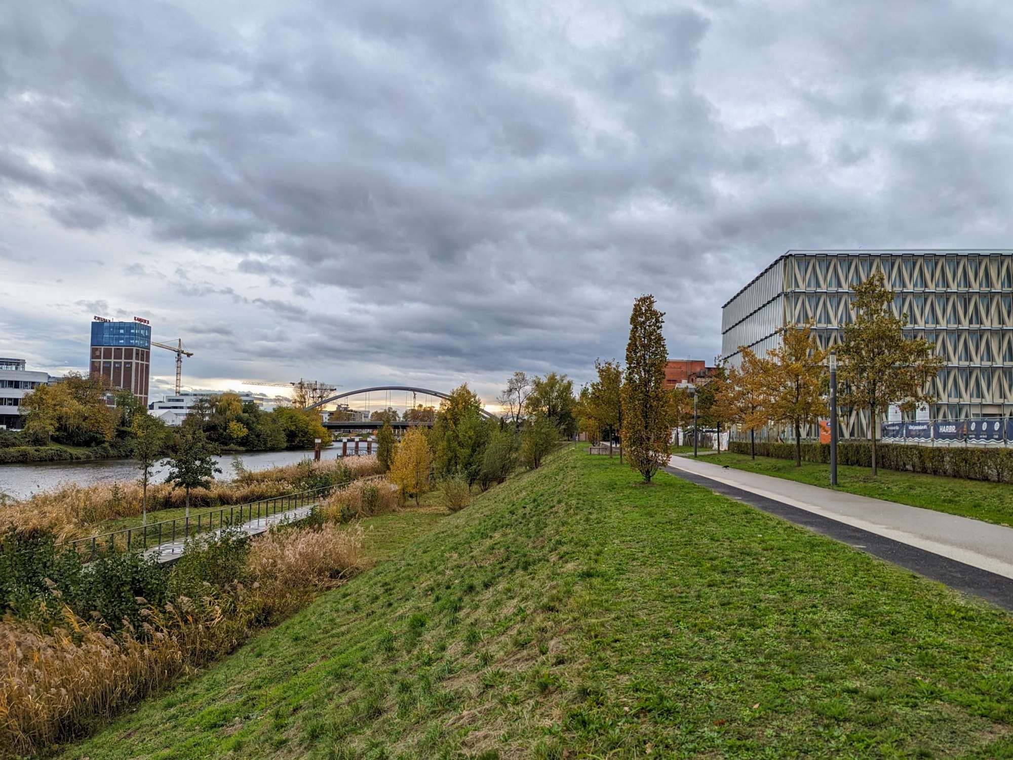 Administrativní budova Innovationsfabrik 2.0 na břehu řeky Neckar | © merz kley partner GmbH