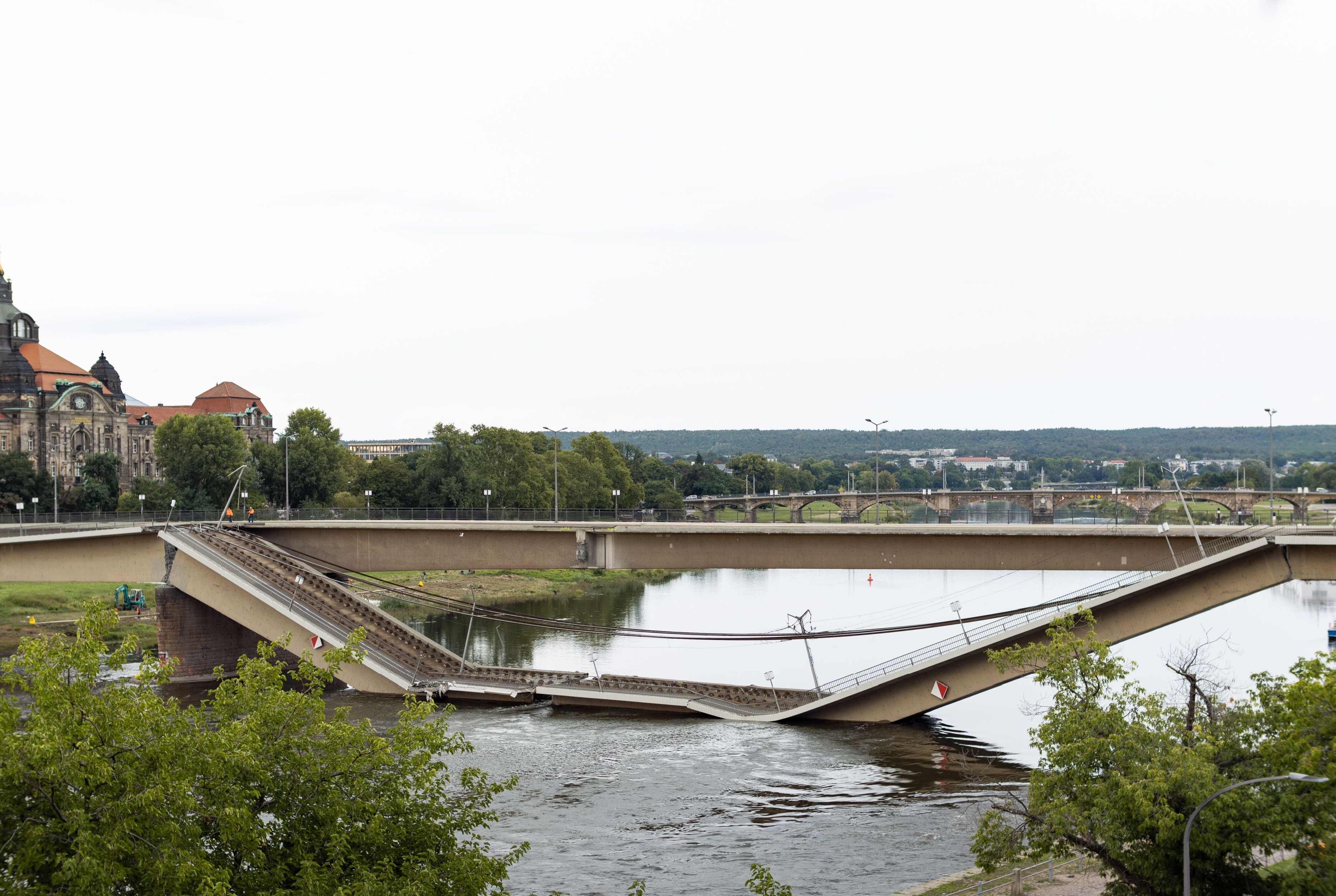 Prominentes Beispiel einer maroden Brücke in Deutschland: most Carola v Drážďanech po zřícení (Foto: Felix Geringswald / Shutterstock.com).