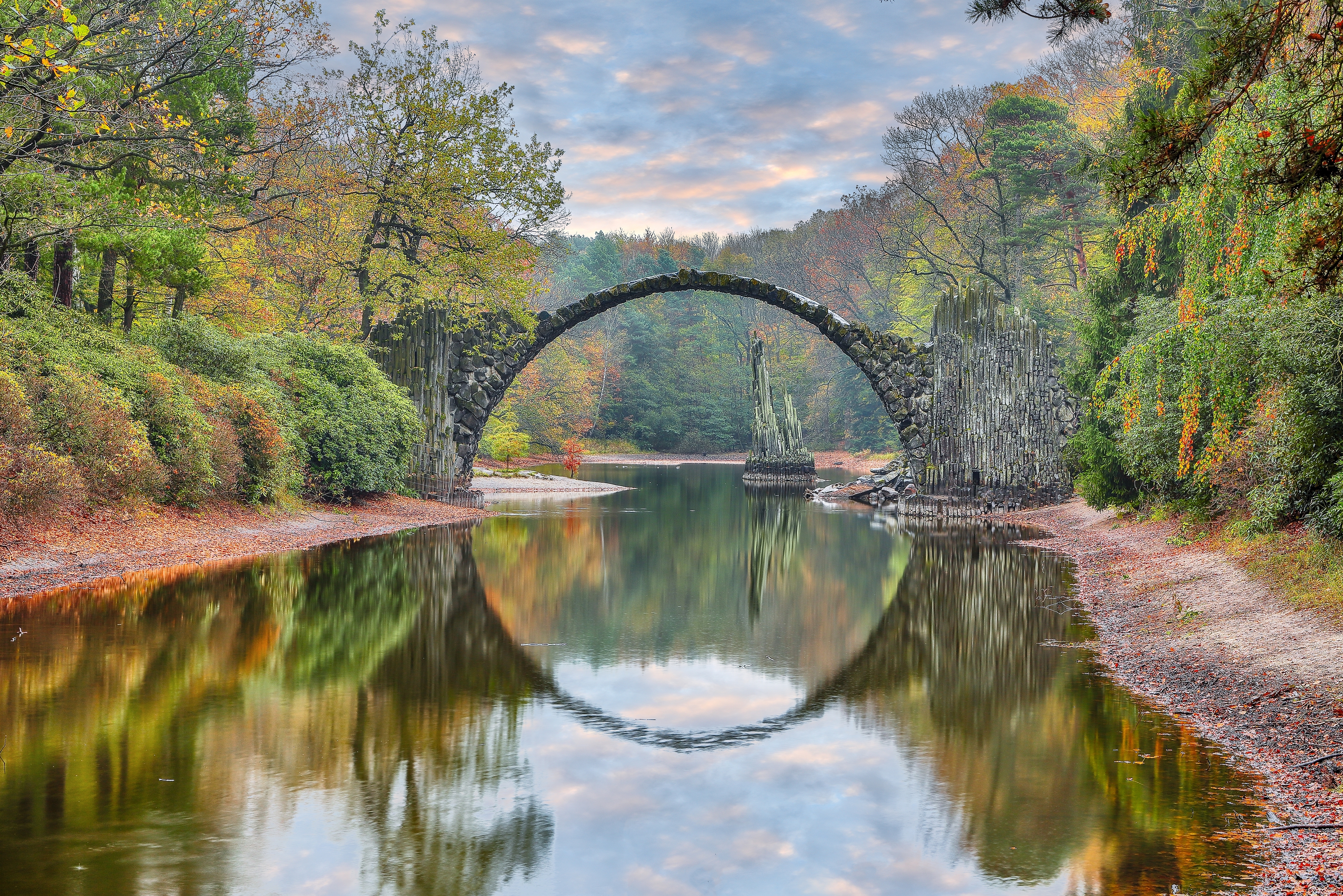 Působivé a oblíbené fotopříležitosti: die Teufelsbrücke am Rakotzsee (Foto: Shutterstock / Vadym Lavra).