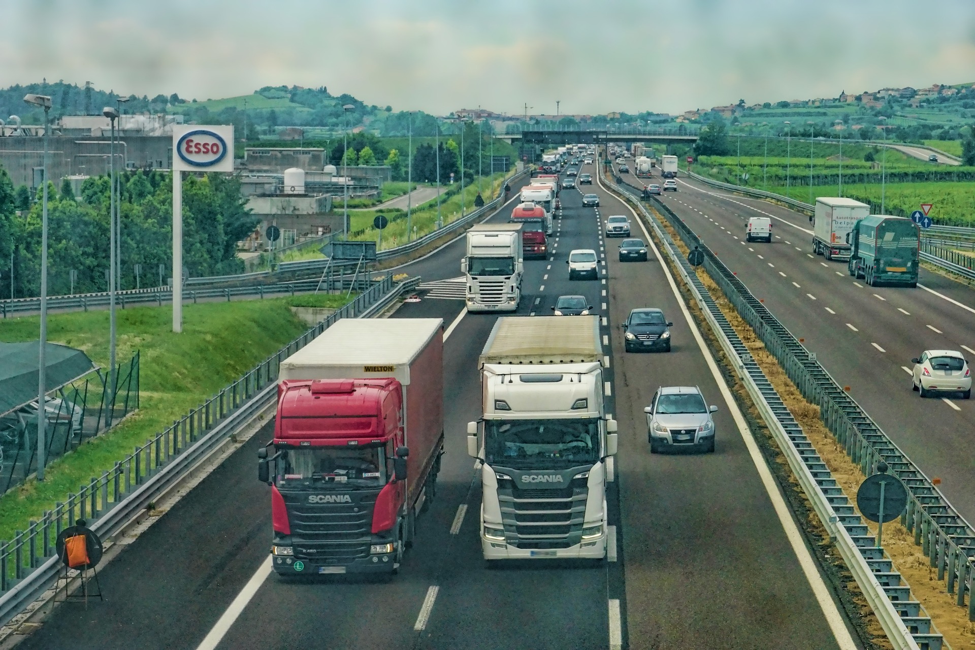 Nákladní automobily na dálnicích: Častý zdroj nebezpečí.