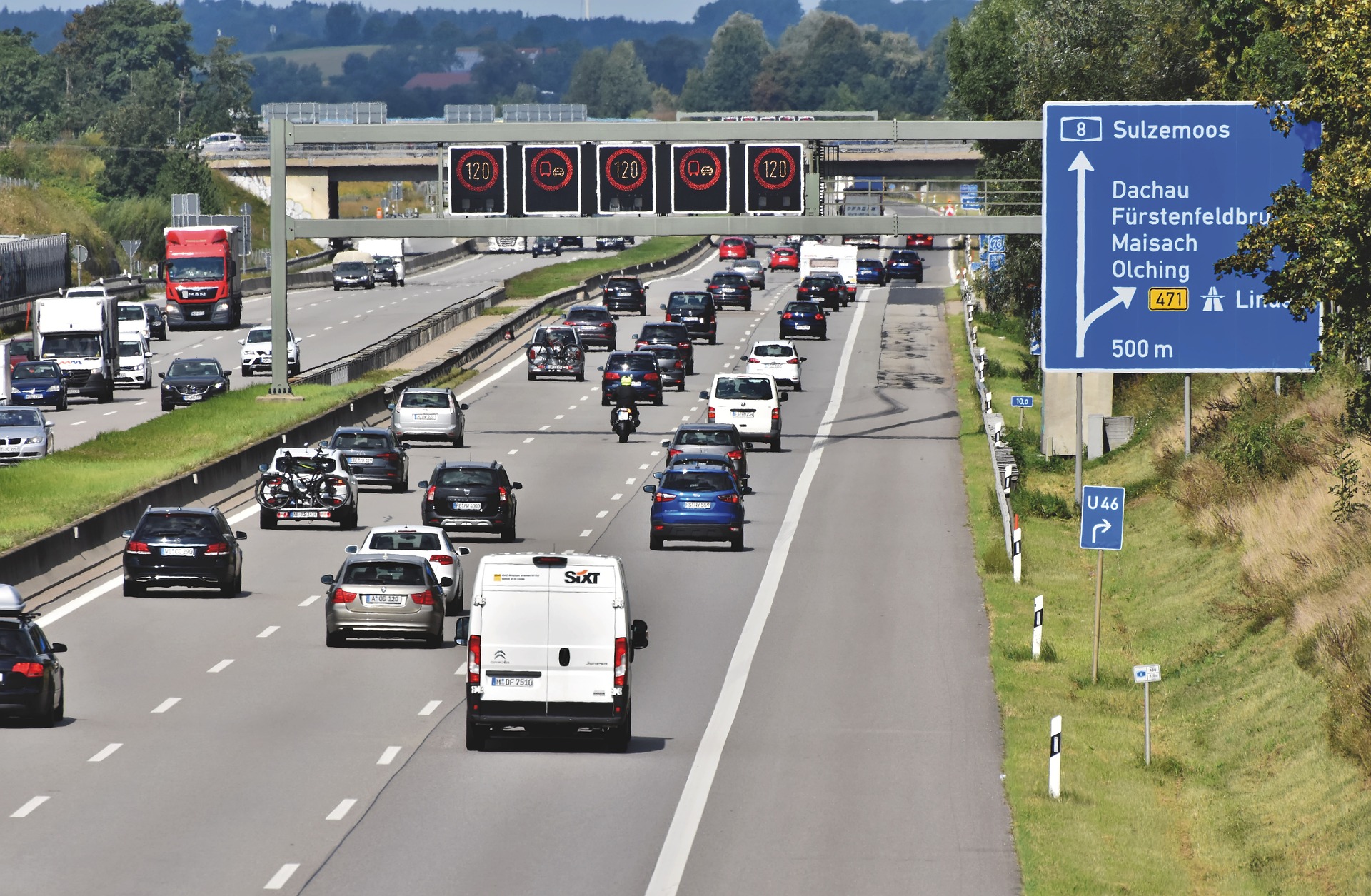 Zákazy předjíždění pro kamiony mají omezit problémy na německých dálnicích.