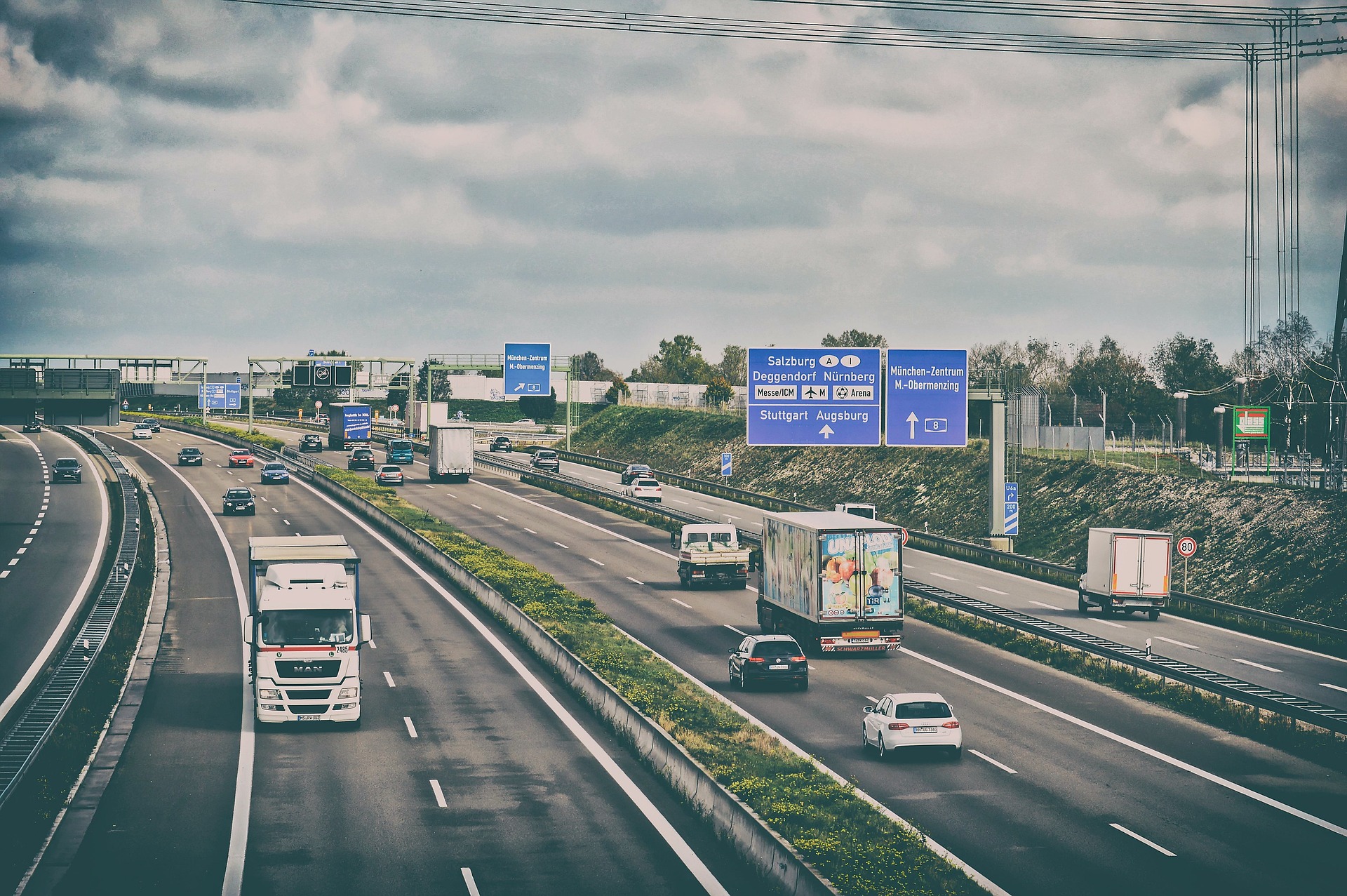 Nákladní automobily lze vidět na každé německé dálnici.