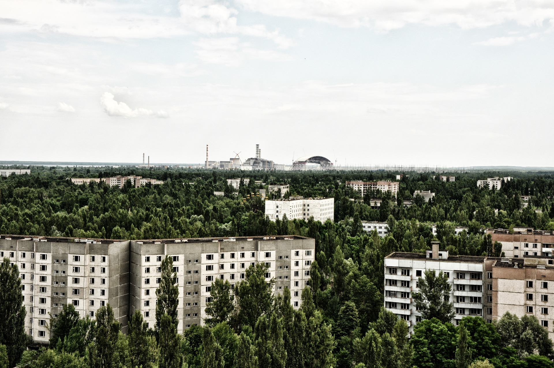 Pohled na Pripjať, v pozadí jaderná elektrárna Černobyl