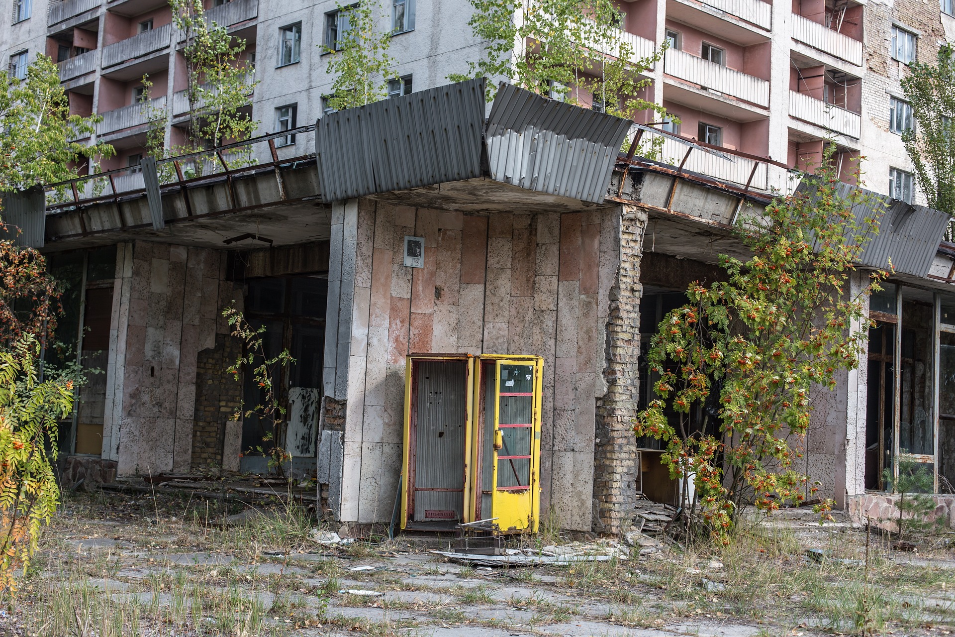 Příroda si bere vše zpět: telefonní budka ve městě duchů Pripjať blízko jaderné elektrárny Černobyl.