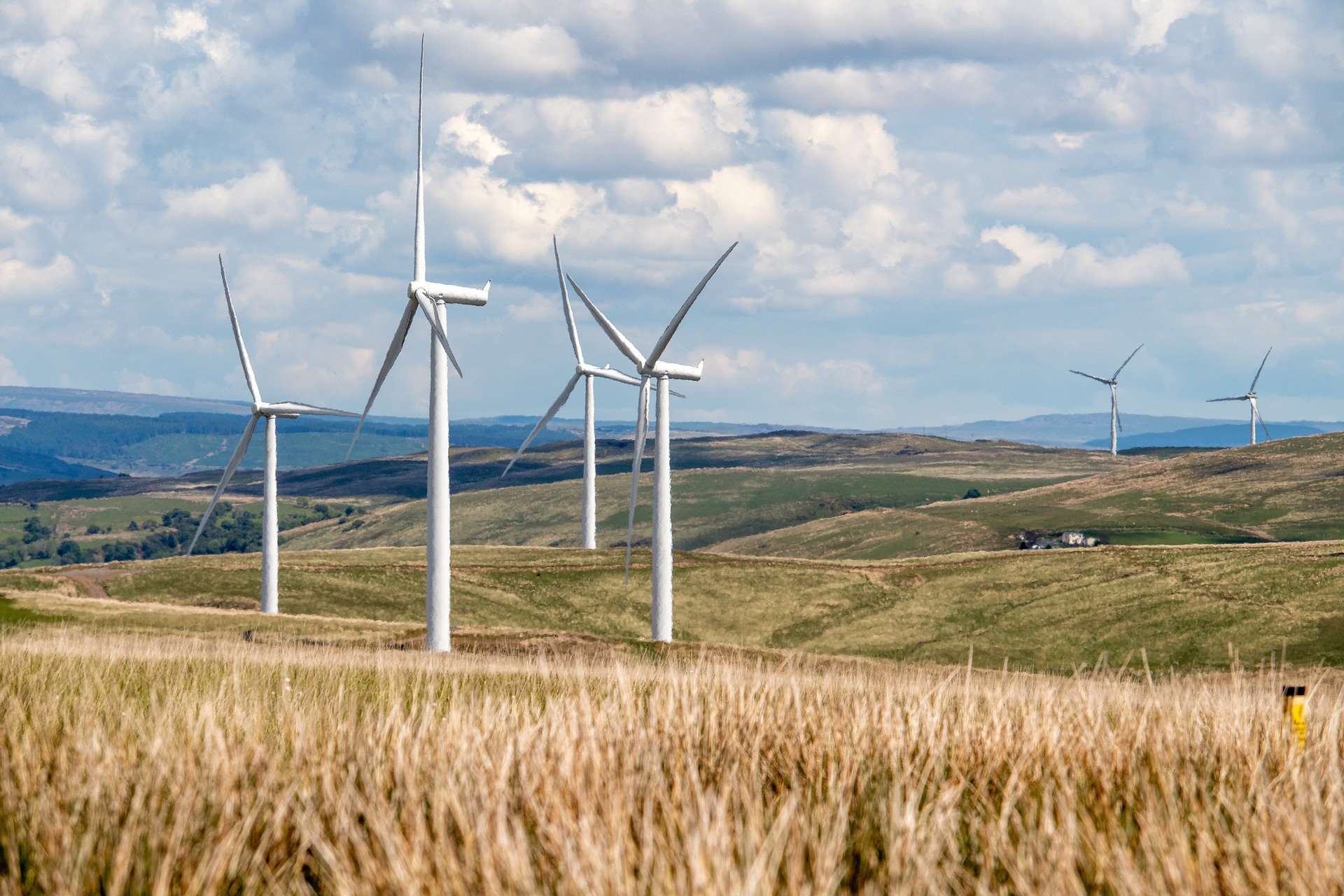 Větrná energie je dlouhodobou alternativou k tradičním zdrojům energie: sice má své nevýhody, ale je podstatně bezpečnější.