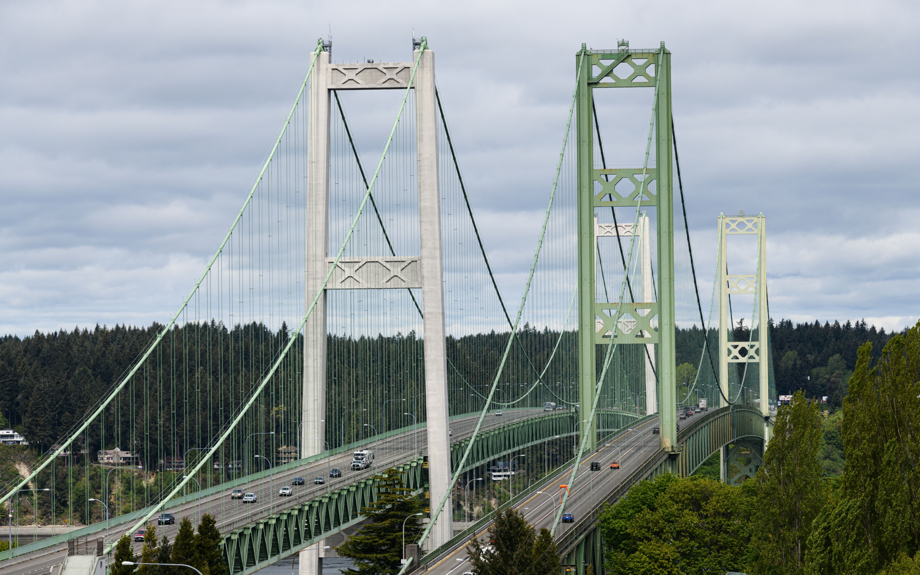 Nová stavba mostu Tacoma Narrows po jeho zničení v roce 1940.