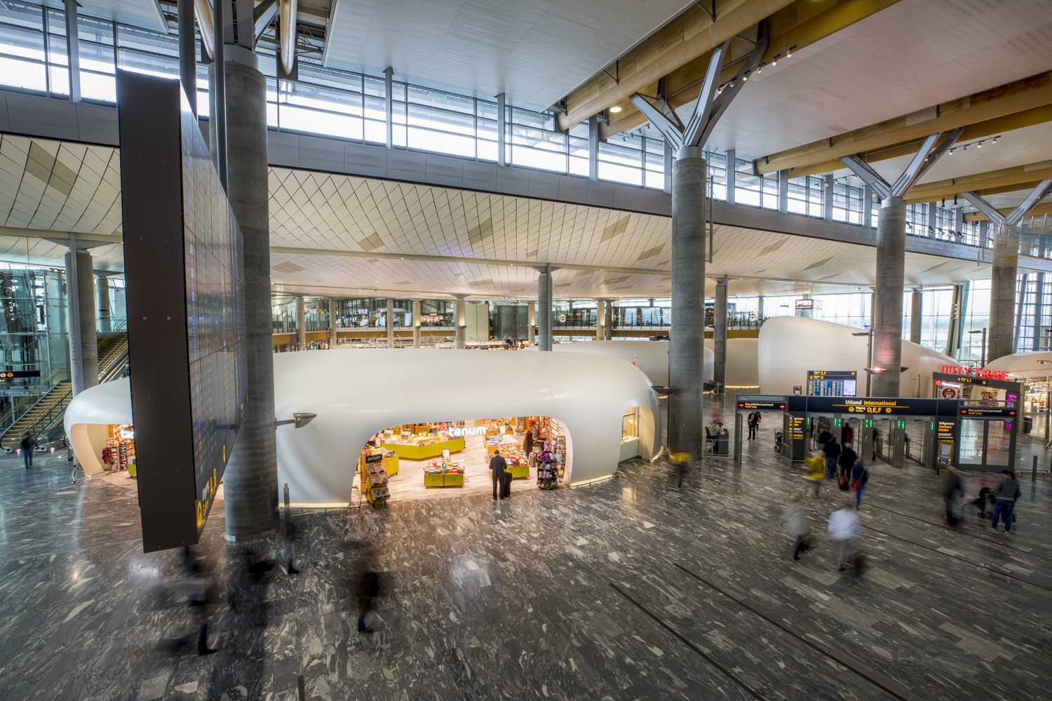 Fertiggestellter Pavillon im Terminal des Flughafens Oslo-Gardermoen (© Blumer-Lehmann AG)