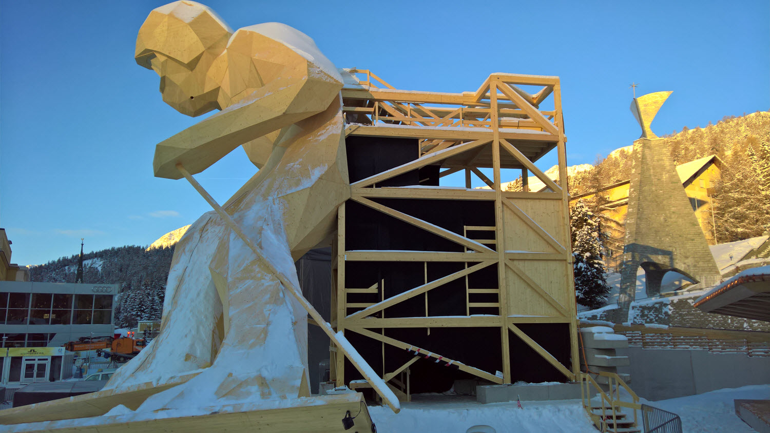 Holzskulptur Edy in St. Moritz mit rückseitigem Turm (© sblumer ZT GmbH)