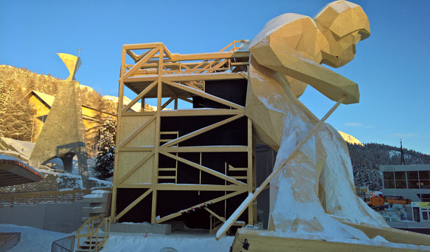 Holzskulptur Edy in St. Moritz mit rückseitigem Turm (© sblumer ZT GmbH)