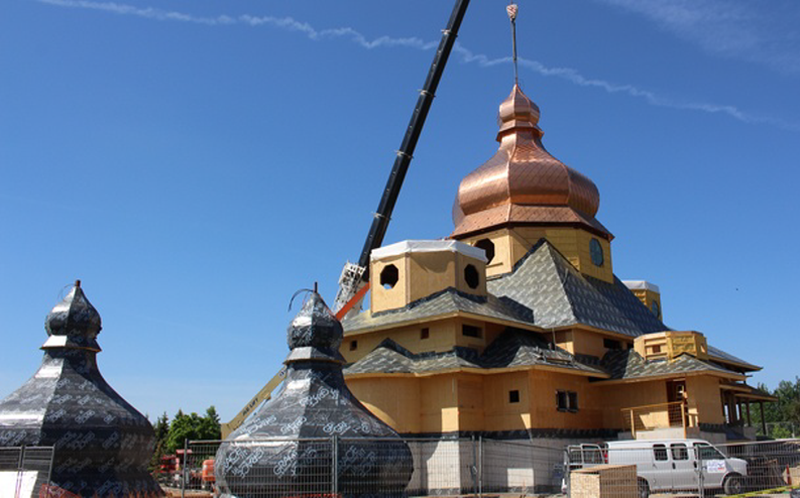 Aufsetzen einer Kuppel (links), Eingangsbereich der Kirche (rechts, Bilder: © Moses Structural Engineers Inc.)