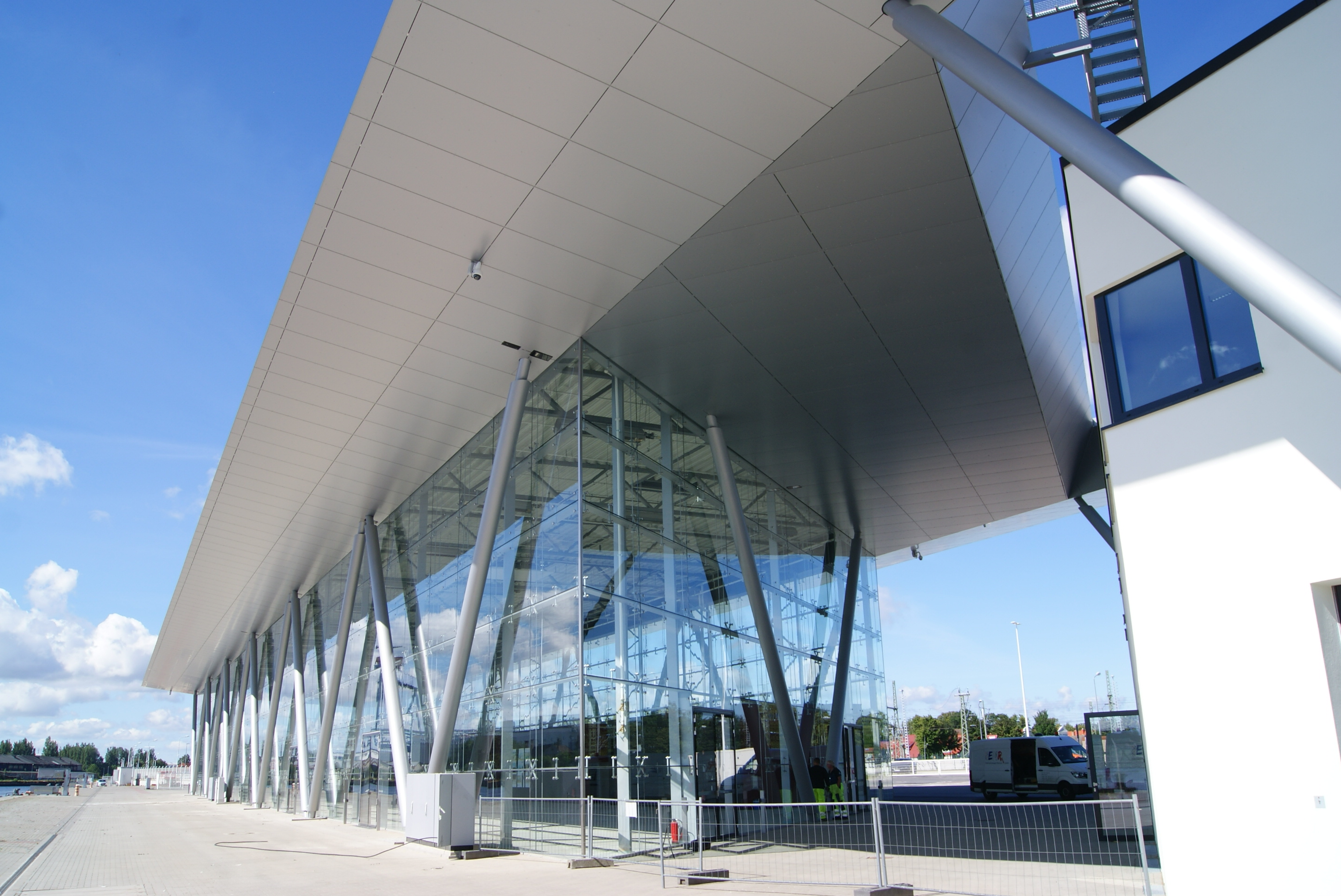 Massives Servicegebäude (rechts) neben dem Terminal