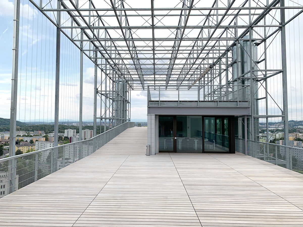 Dachterrasse des Somniums mit Rankgerüst und Rankseilen (© Bollinger+Grohmann)