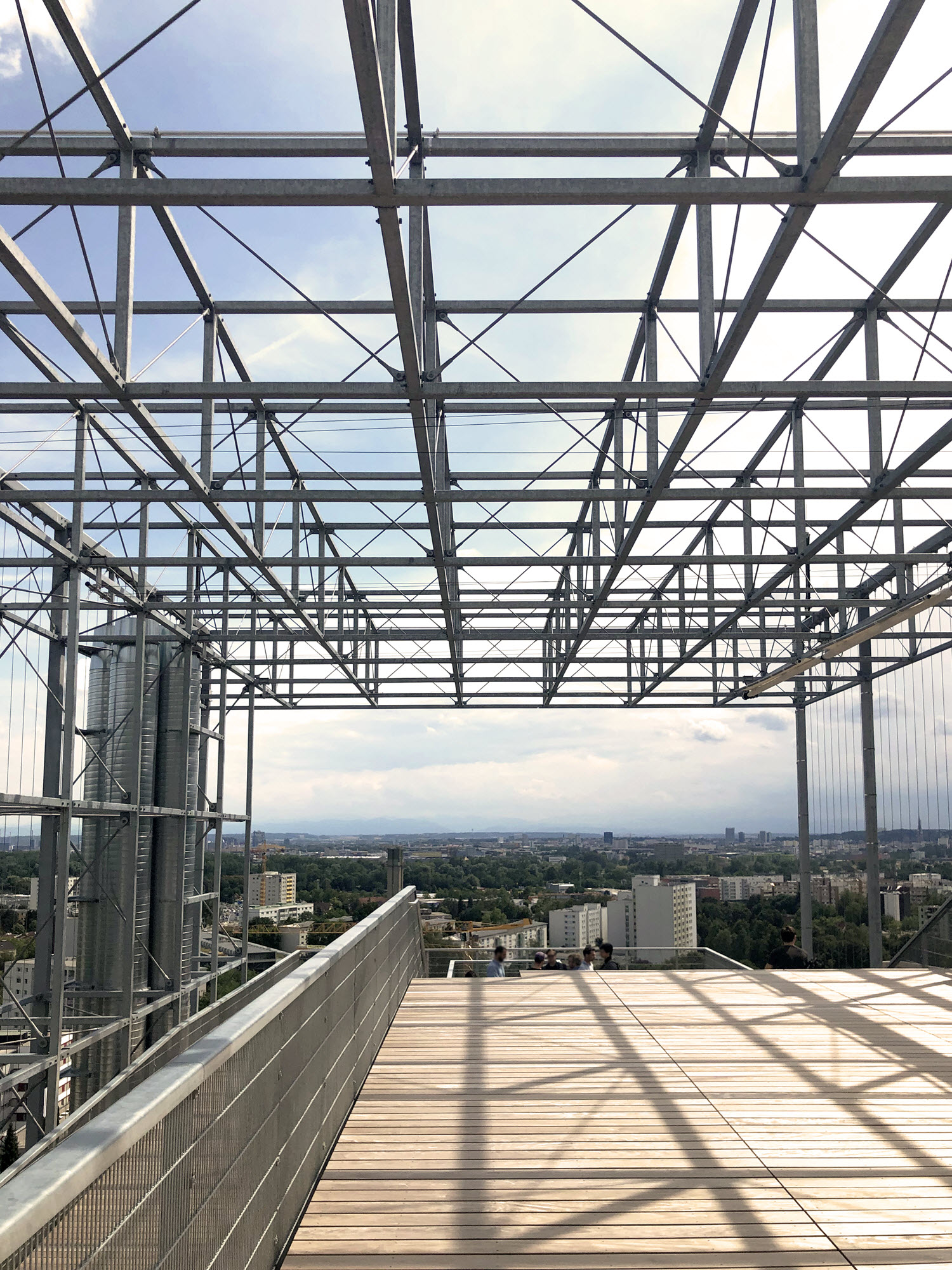 Blick vom der oberen Etage der Dachterrasse auf die Stadt Linz (© Bollinger+Grohmann)