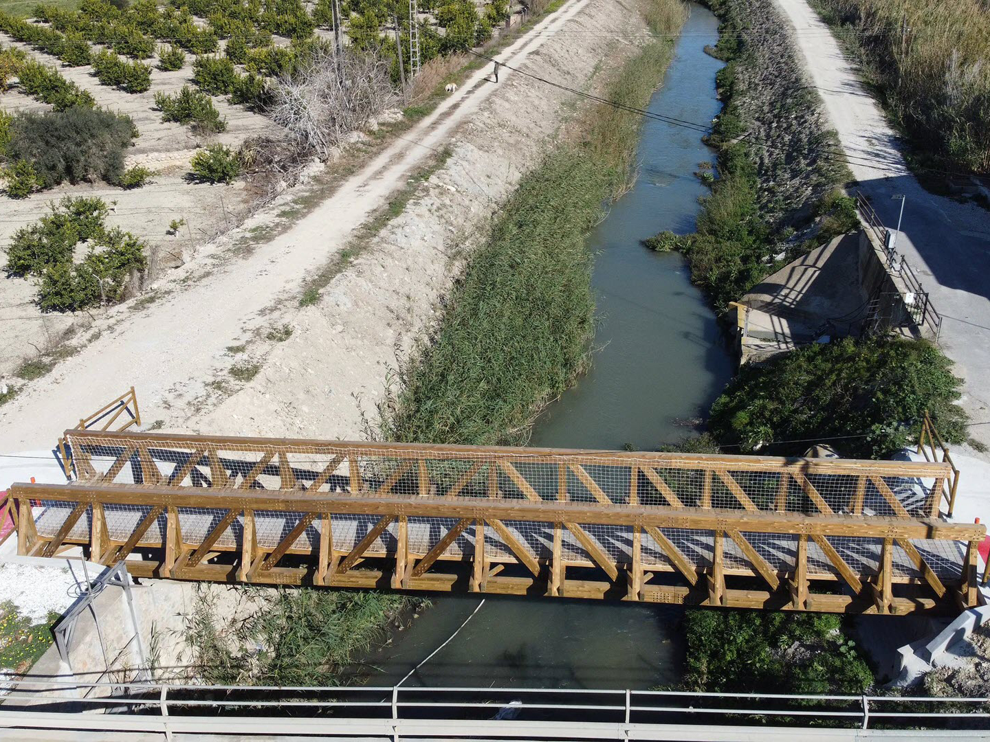 Holzbrücke über Reguerón-Bewässerungsgraben in Orihuela, Spanien (© SIDO Madera)