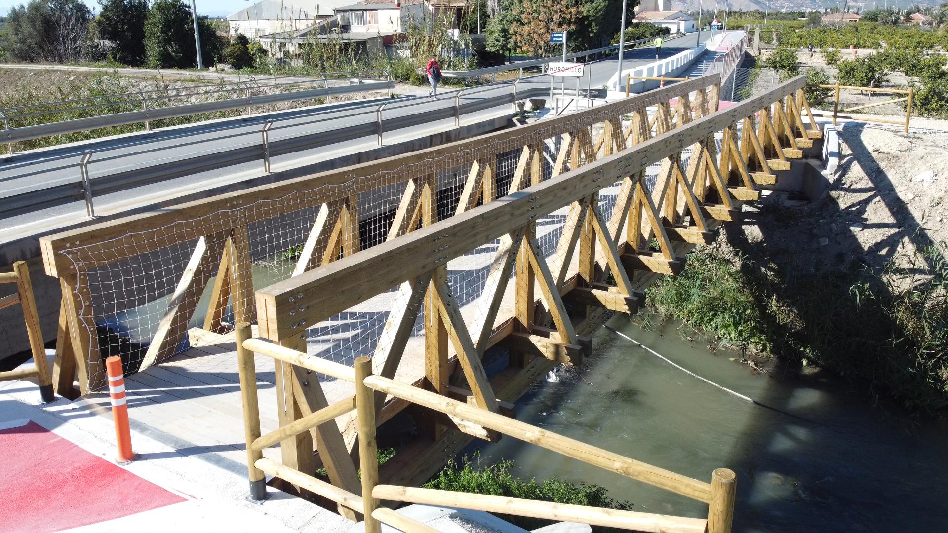 Seitlicher Blick auf Holzbrücke (© SIDO Madera)