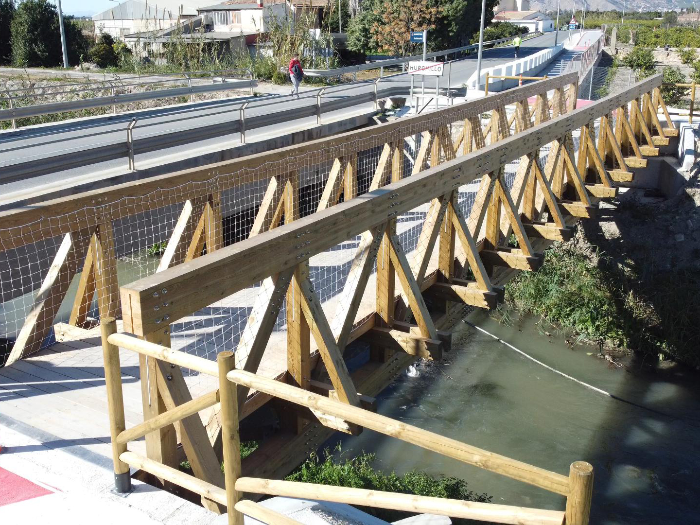 Seitlicher Blick auf Holzbrücke (© SIDO Madera)