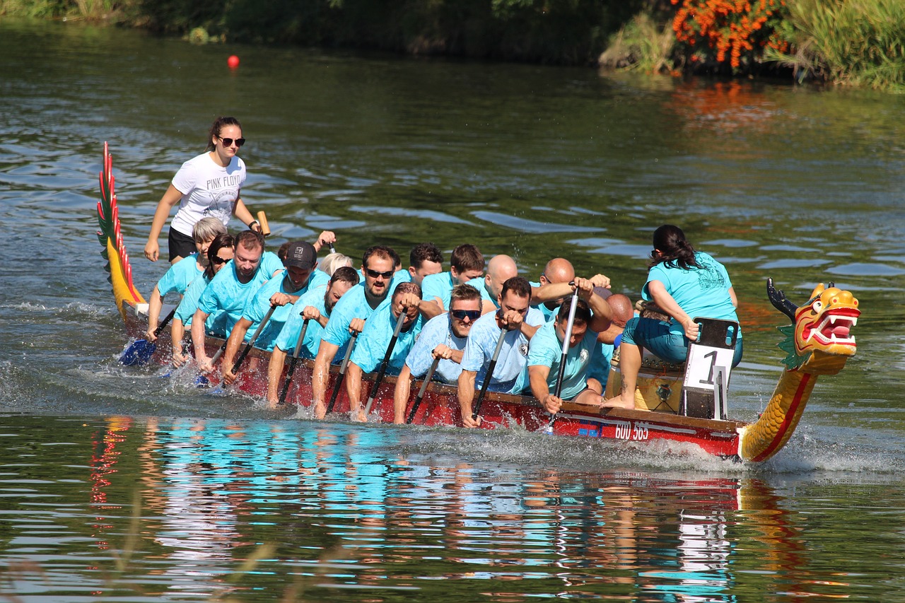 Drachenboot beim Wettkampf