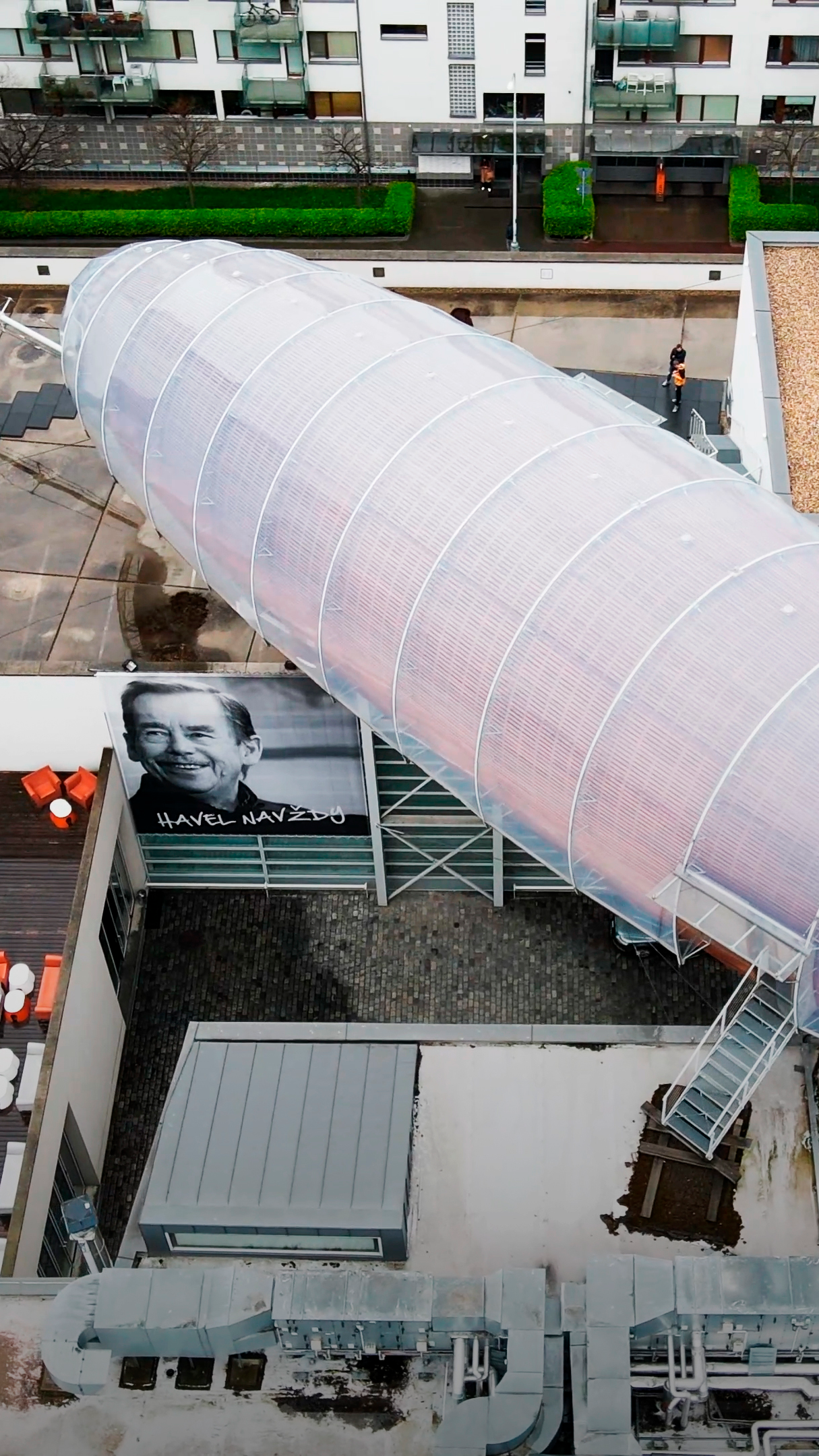 Holzzeppelin Gulliver über dem DOX-Zentrum in Prag