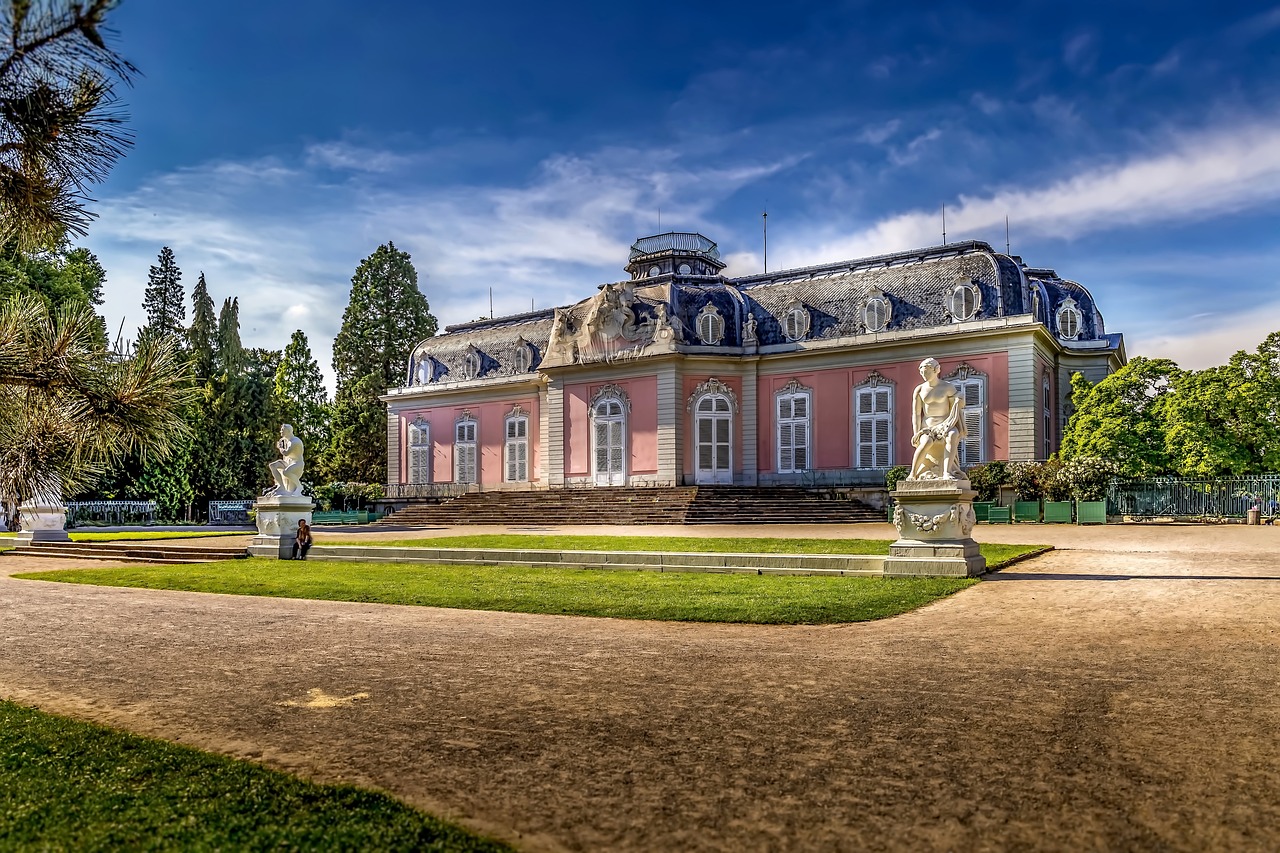 Auf den ersten Blick eher unscheinbar: Das Schloss Benrath