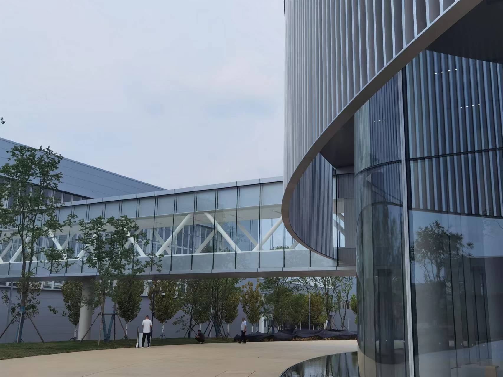 Fassade (rechts) des NIO User Experience Center, Hefei, China