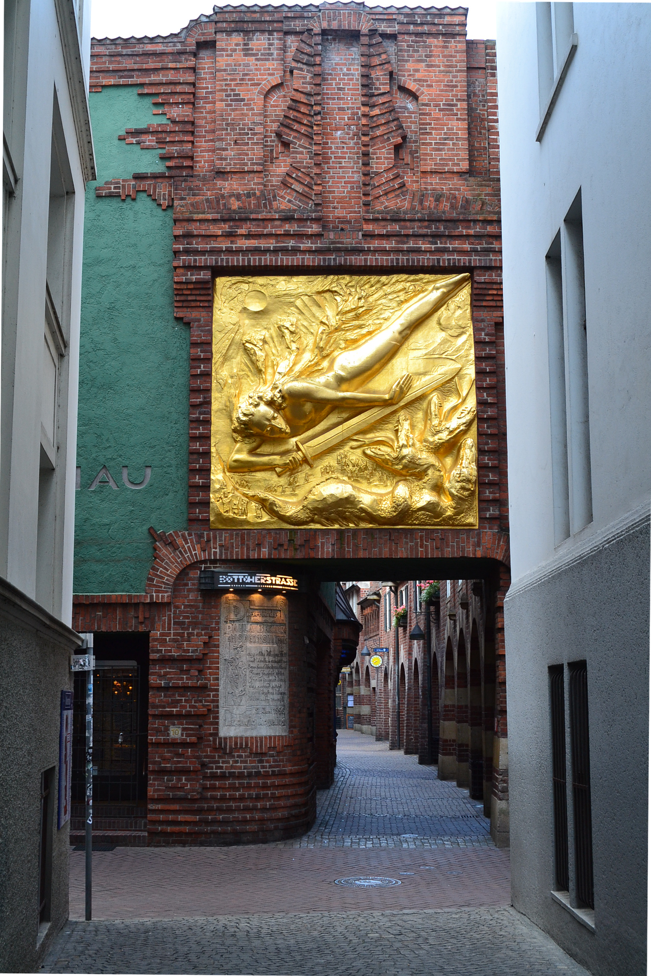 Der "Lichtbringer" über dem Eingang zur Böttcherstraße (Bremen)