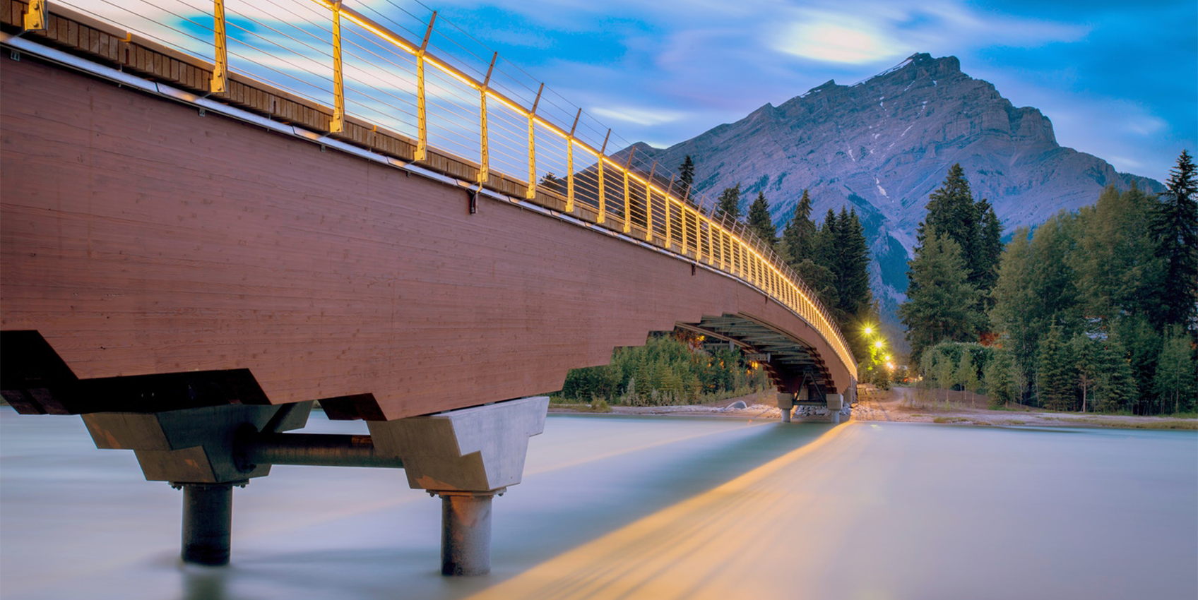 Brücke mit beleuchtetem Brückengeländer