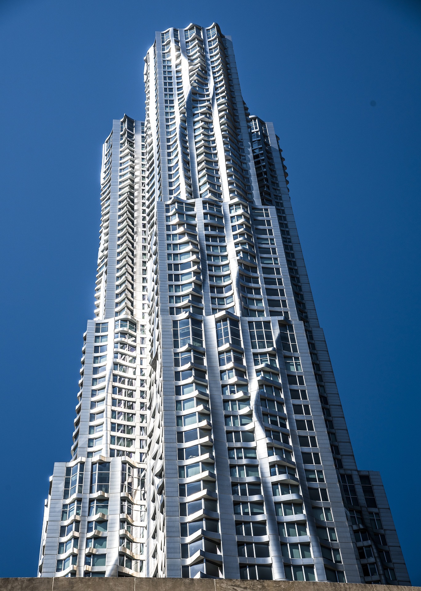 Wolkenkratzer mal anders: 8 Spruce Street (New York), entworfen von Frank Gehry im Stil des Dekonstruktivismus.
