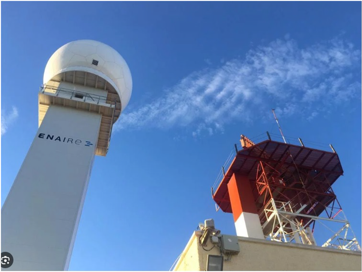 Radarturm auf der linken Seite (© SAQQARA Ingeniería)