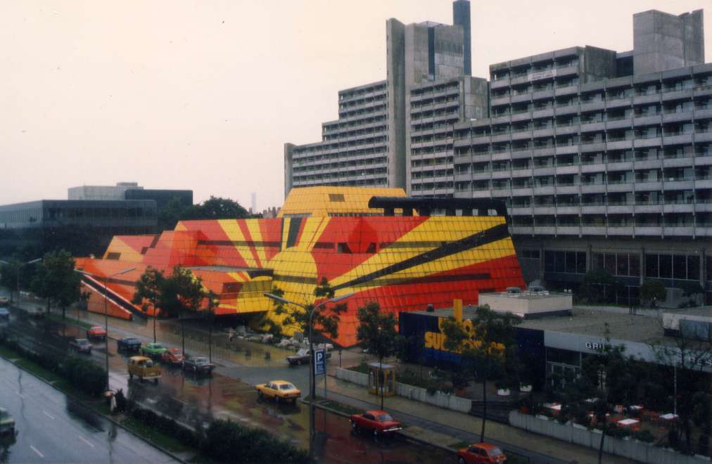 Ein echter Hingucker: das Schwabylon und daneben das Yellow Submarine in München.