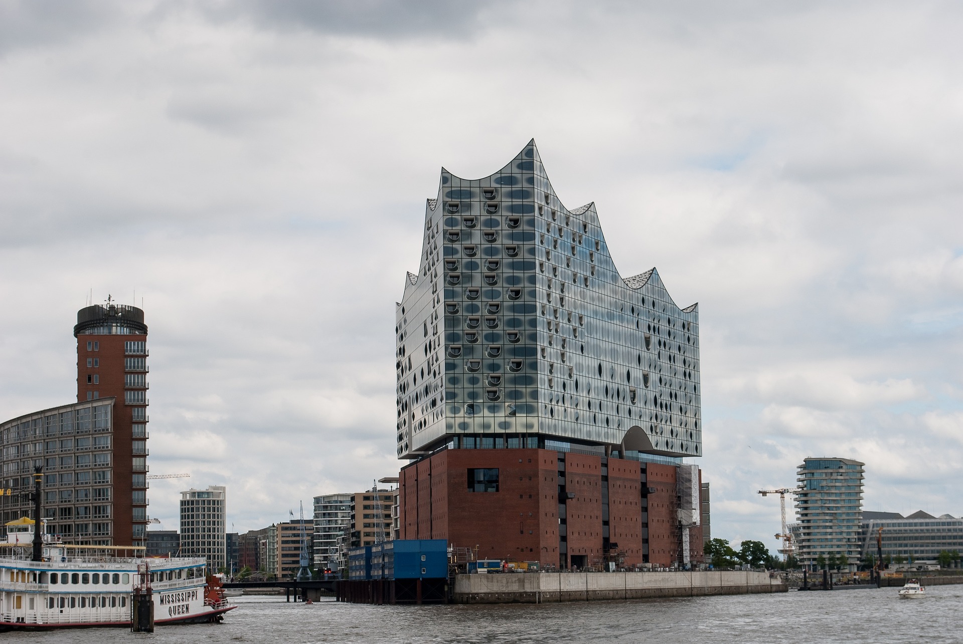 Tradition trifft Moderne: Die Elbphilharmonie Hamburg, liebevoll Elphi genannt.