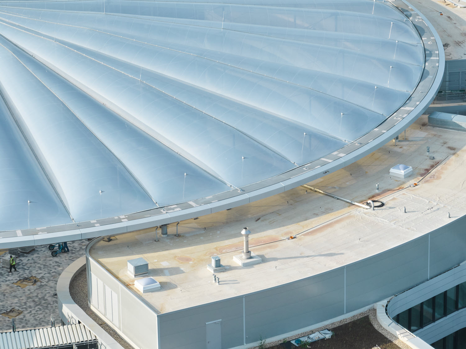 ETFE-Kissen auf Seilnetz über dem schwimmend gelagerten Druckring | © Marcel Kusch